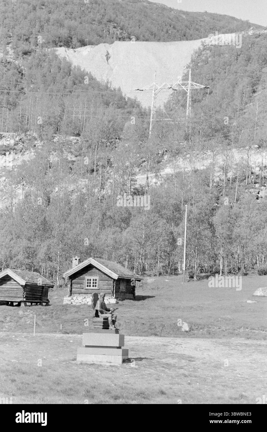 Attuale 25-5-1971 : si rombo sul fianco della collina.Ararbygdi, Telemark - 1971 frana in Arabygdi in Telemark nella notte di Whitsun 1971. Il torrente Farastad si estendeva e portava via parti di una roccia che si riempivano sulla collina direttamente sopra fattorie e ville. Myllarheimen in Arabygdi è l'ultimo luogo di residenza di Torgeir Augundsson, meglio conosciuto come Myllarguten. Il memoriale è stato fatto da Dyre VAA. Foto: Ivar Aaserud / Current / NTB ***FOTO NON ELABORATA*** *il testo è tradotto automaticamente* Foto Stock