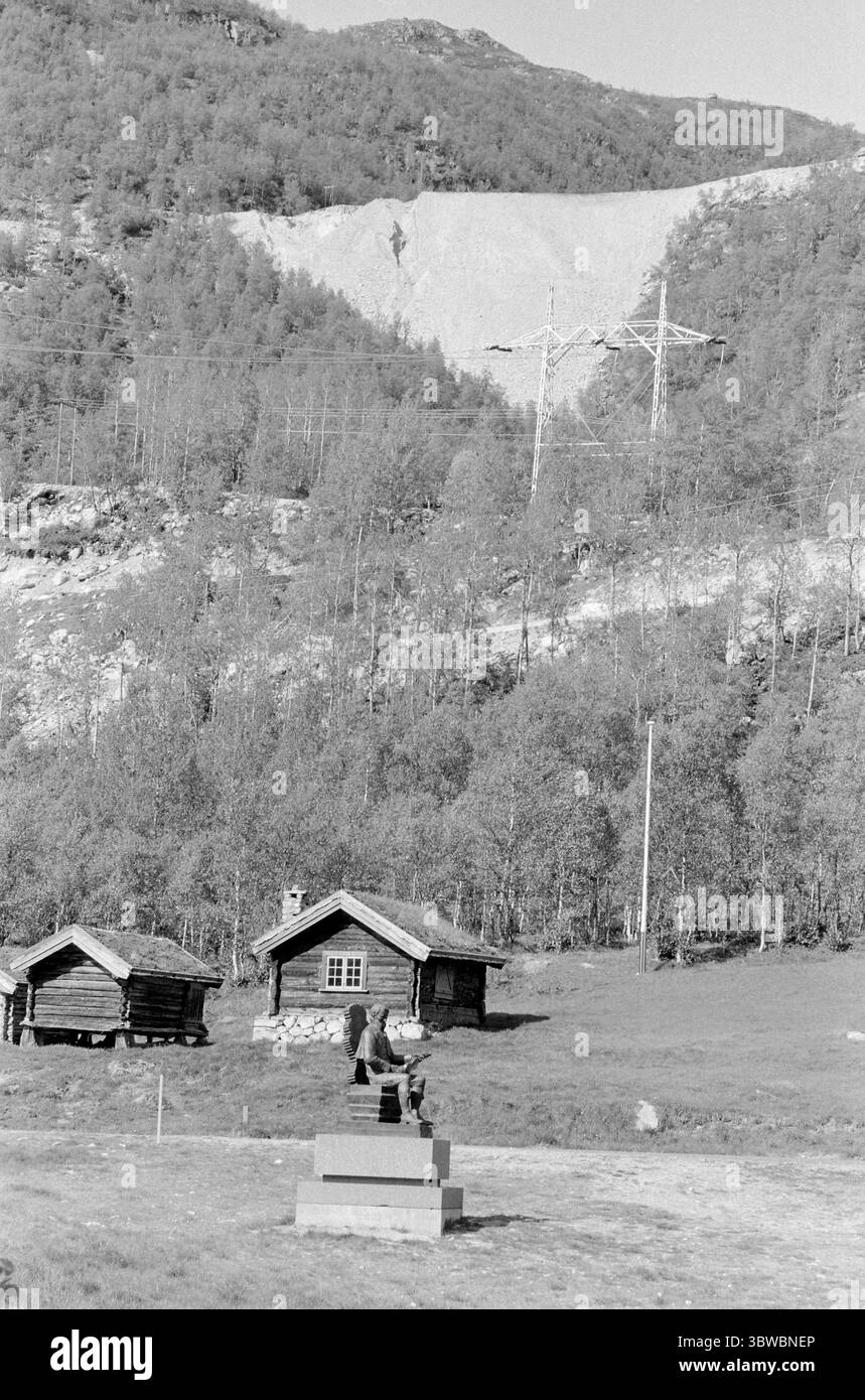 Attuale 25-5-1971 : si rombo sul fianco della collina.Ararbygdi, Telemark - 1971 frana in Arabygdi in Telemark nella notte di Whitsun 1971. Il torrente Farastad si estendeva e portava via parti di una roccia che si riempivano sulla collina direttamente sopra fattorie e ville. Myllarheimen in Arabygdi è l'ultimo luogo di residenza di Torgeir Augundsson, meglio conosciuto come Myllarguten. Il memoriale è stato fatto da Dyre VAA. Foto: Ivar Aaserud / Current / NTB ***FOTO NON ELABORATA*** *il testo è tradotto automaticamente* Foto Stock