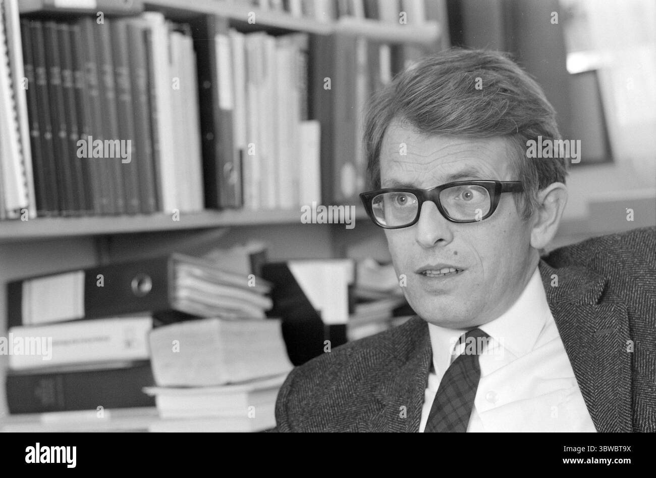 Aktuell 22-2-1971 : negazione da Blindern. La stampa quotidiana ha tratto conclusioni rassicuranti dopo una conferenza presso l'Associazione Nazionale per la Nutrizione e la salute a Oslo: Il giornalismo sensazionale sulla contaminazione e le sostanze chimiche nel cibo ha creato preoccupazione infondata tra il pubblico. I severi controlli vengono effettuati a intervalli regolari, come afferma il giornale. Aktuell ha intervistato uno degli oratori, il professore associato Fredrik C. Gran, che ammette: La preoccupazione del pubblico non è infondata, e il sistema che abbiamo per il controllo alimentare non funziona. Foto: Ivar Aaserud / Aktuell / NTB **FOTO Foto Stock