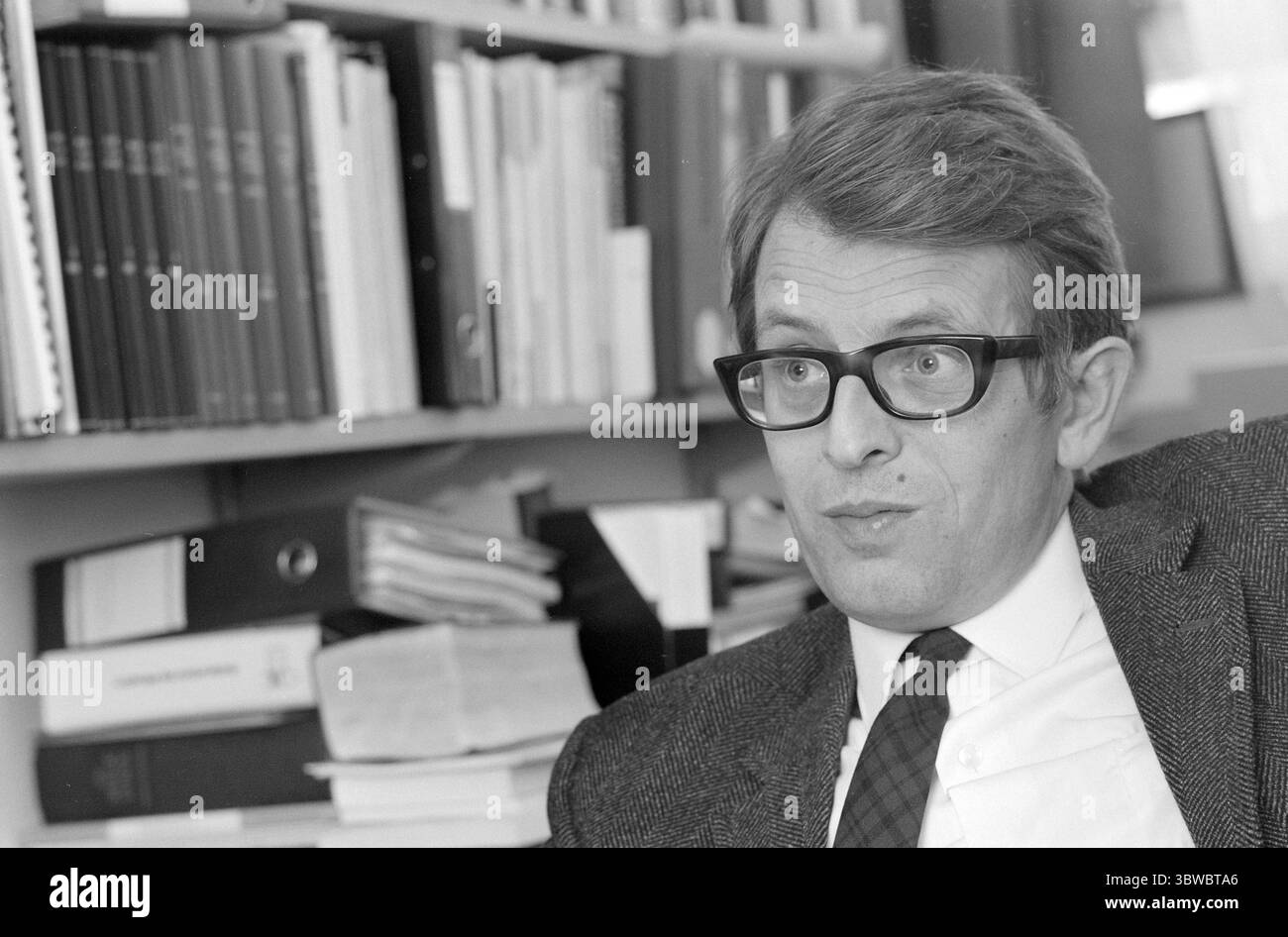 Aktuell 22-2-1971 : negazione da Blindern. La stampa quotidiana ha tratto conclusioni rassicuranti dopo una conferenza presso l'Associazione Nazionale per la Nutrizione e la salute a Oslo: Il giornalismo sensazionale sulla contaminazione e le sostanze chimiche nel cibo ha creato preoccupazione infondata tra il pubblico. I severi controlli vengono effettuati a intervalli regolari, come afferma il giornale. Aktuell ha intervistato uno degli oratori, il professore associato Fredrik C. Gran, che ammette: La preoccupazione del pubblico non è infondata, e il sistema che abbiamo per il controllo alimentare non funziona. Foto: Ivar Aaserud / Aktuell / NTB **FOTO Foto Stock
