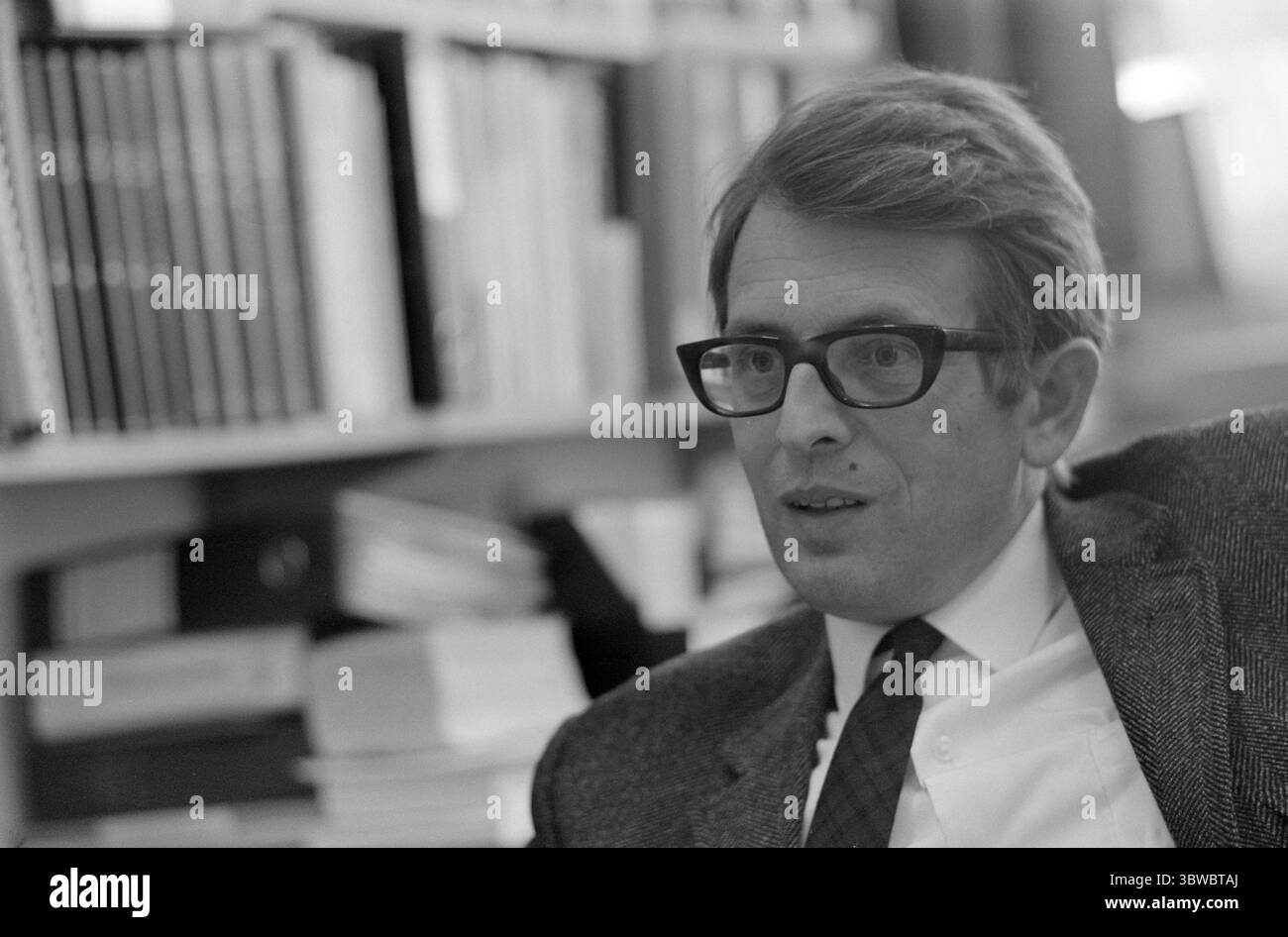 Aktuell 22-2-1971 : negazione da Blindern. La stampa quotidiana ha tratto conclusioni rassicuranti dopo una conferenza presso l'Associazione Nazionale per la Nutrizione e la salute a Oslo: Il giornalismo sensazionale sulla contaminazione e le sostanze chimiche nel cibo ha creato preoccupazione infondata tra il pubblico. I severi controlli vengono effettuati a intervalli regolari, come afferma il giornale. Aktuell ha intervistato uno degli oratori, il professore associato Fredrik C. Gran, che ammette: La preoccupazione del pubblico non è infondata, e il sistema che abbiamo per il controllo alimentare non funziona. Foto: Ivar Aaserud / Aktuell / NTB **FOTO Foto Stock