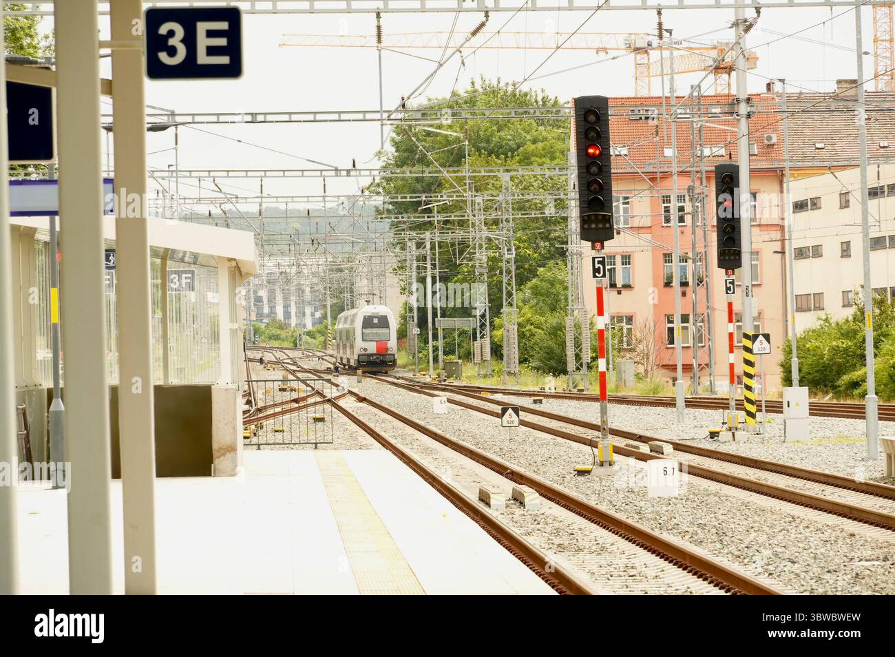 Treno rosso. Cabina ferroviaria. Treno veloce. Foto Stock