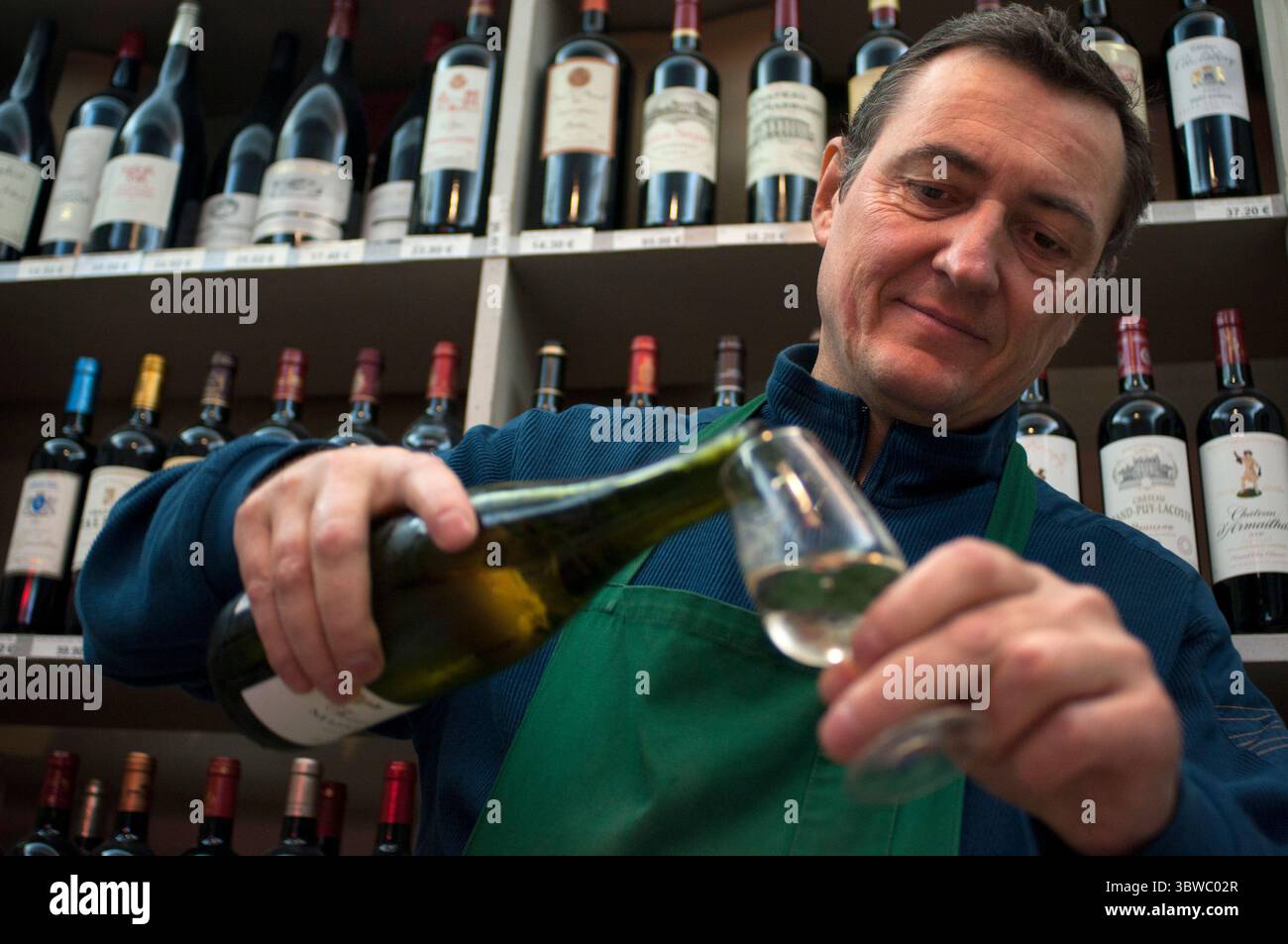 19 novembre 2011, Montpellier, Languedoc-RosellÃ³n, Francia: AUX Grands Vins de France è la più grande cantina di Montpellier in Francia. Proprietario di Aux Grands Vins, il miglior negozio dove potete trovare tutti i deliziosi vini della regione. MillÃ©sime Bio 2020 Montpellier nasce nel 1993 grazie all'iniziativa di alcuni viticoltori della Linguadoca-Rossiglione (nel sud della Francia) membri dell'associazione AIVB-LR. Il suo obiettivo era, e continua ad essere, di sensibilizzare gli acquirenti del vino sui suoi prodotti e sulle caratteristiche della nuova annata. (Immagine di credito: © Sergi Reboredo/ZU Foto Stock