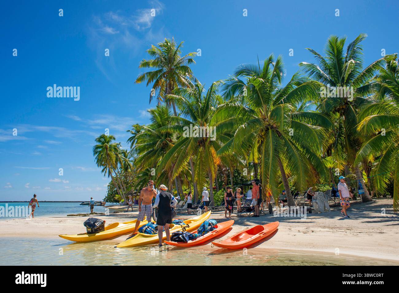 25 marzo 2015, Polinesia francese: Kayak sulla spiaggia dell'isola di Taha'a, Polinesia francese. Palme Motu Mahana sulla spiaggia, Tahaa'a, Isole della società, Polinesia francese, Pacifico meridionale. (Immagine di credito: © Sergi Reboredo/ZUMA Wire) Foto Stock