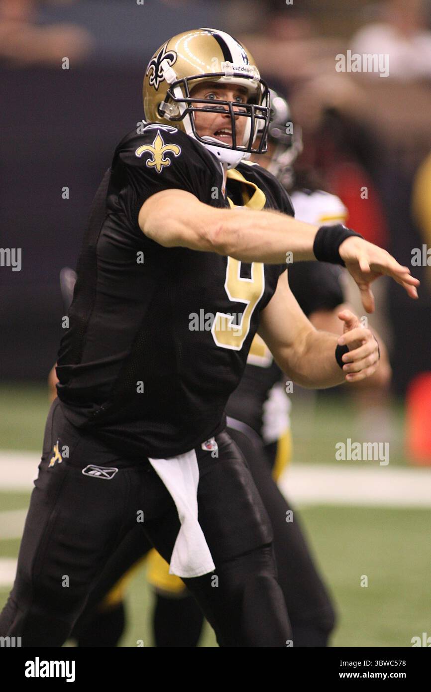 31 ottobre 2010: Il quarterback dei New Orleans Saints Drew Brees (9) lancia la palla durante la partita tra i New Orleans Saints e i Pittsburgh Steelers al Louisiana Superdome di New Orleans, Louisiana. I Saints vinsero 20-10. (Immagine di credito: © Don Page/ZUMA Wire) Foto Stock