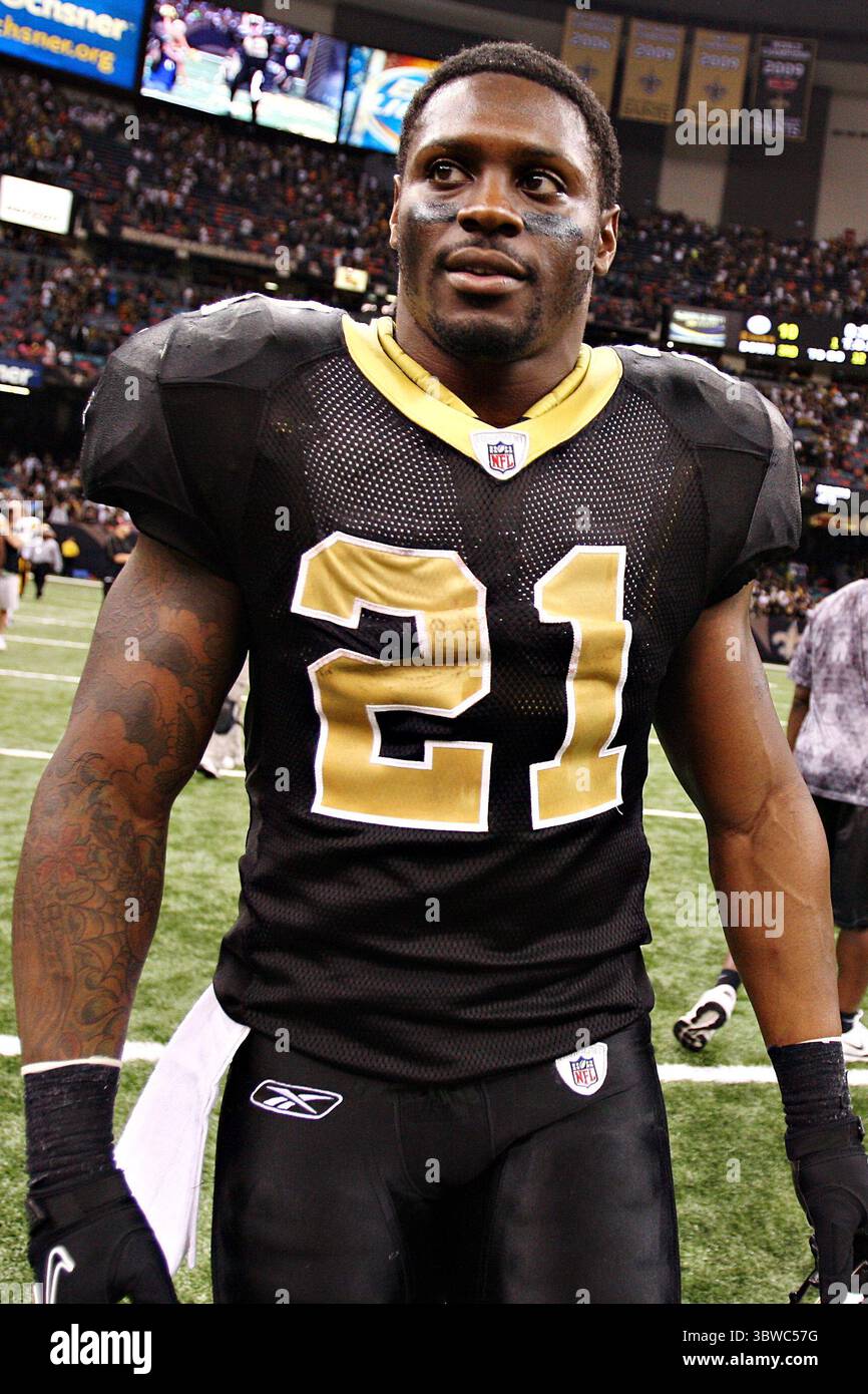 31 ottobre 2010: Il running back dei New Orleans Saints Julius Jones (21) lascia il campo dopo un'azione tra i New Orleans Saints e i Pittsburgh Steelers al Louisiana Superdome di New Orleans, Louisiana. I Saints vinsero 20-10. (Immagine di credito: © Don Page/ZUMA Wire) Foto Stock