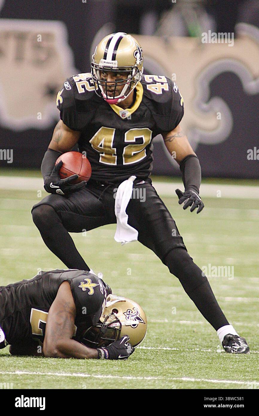 31 ottobre 2010: La safety dei New Orleans Saints Darren Sharper (42) intercetta il pallone durante la gara tra i New Orleans Saints e i Pittsburgh Steelers al Louisiana Superdome di New Orleans, Louisiana. I Saints vinsero 20-10. (Immagine di credito: © Don Page/ZUMA Wire) Foto Stock