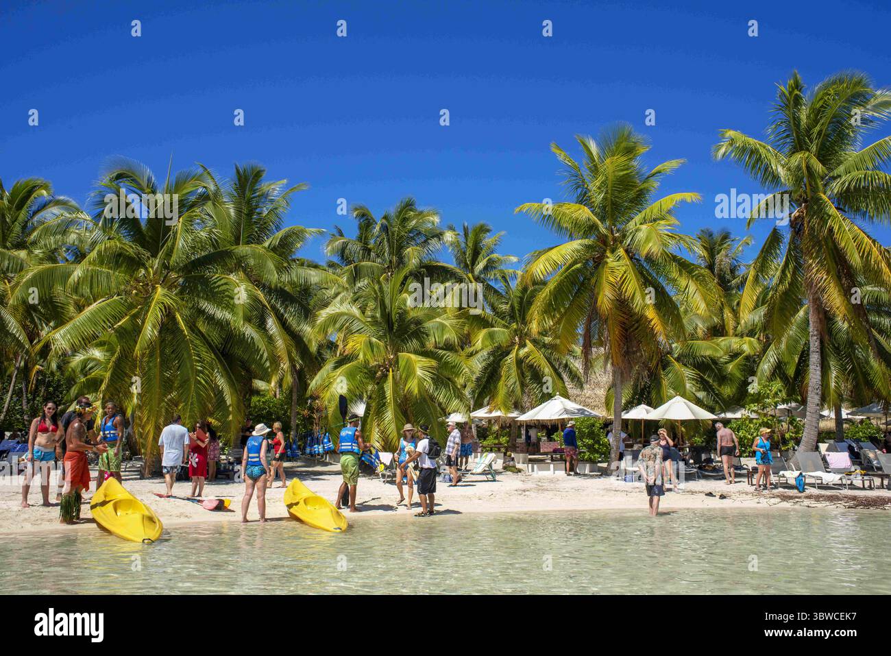 26 marzo 2015, Polinesia francese: Kayak sulla spiaggia dell'isola di Taha'a, Polinesia francese. Palme Motu Mahana sulla spiaggia, Tahaa'a, Isole della società, Polinesia francese, Pacifico meridionale. (Immagine di credito: © Sergi Reboredo/ZUMA Wire) Foto Stock
