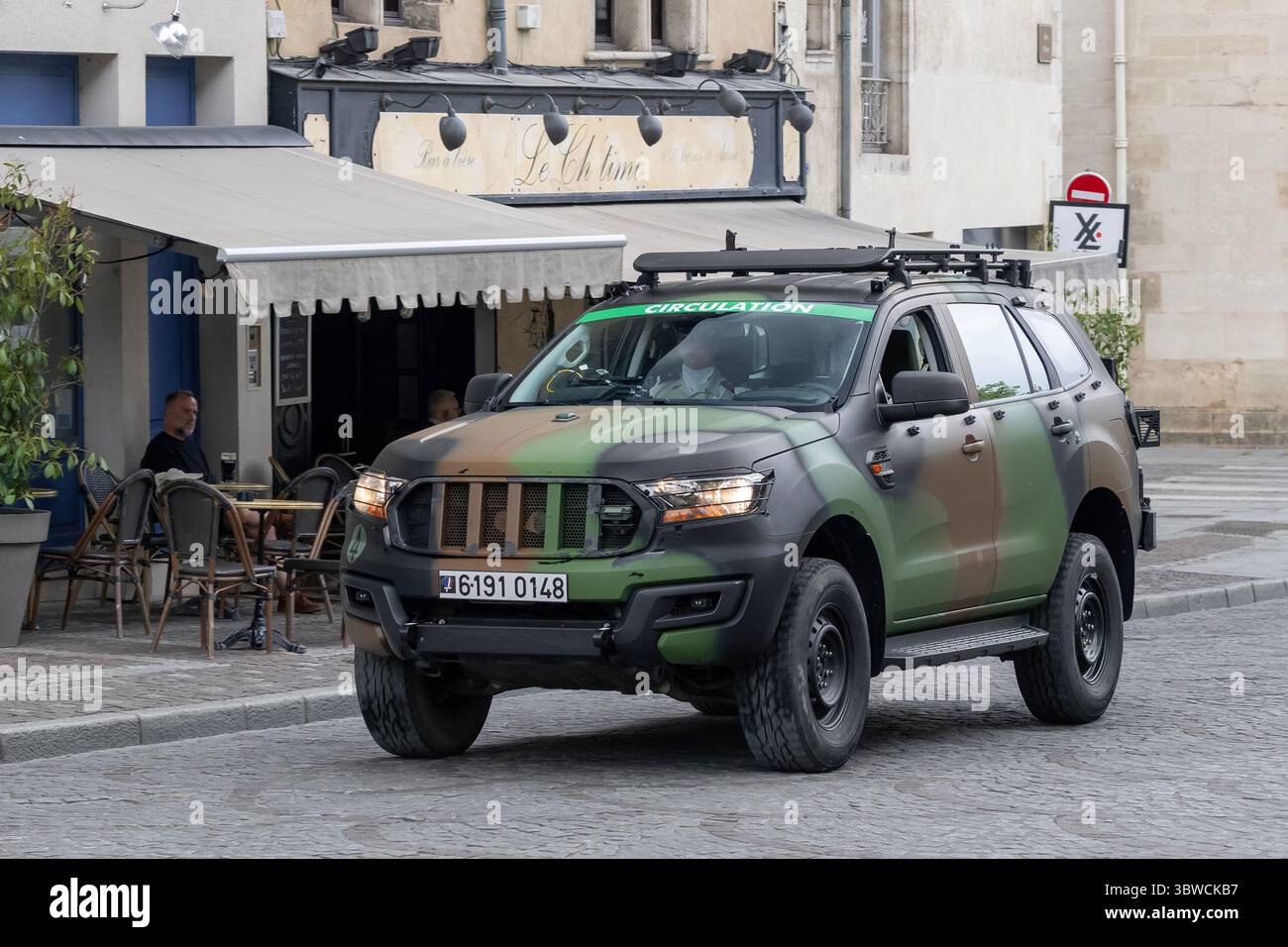 Nancy, Francia - Guarda su un veicolo tattico leggero multiuso non protetto dell'esercito francese ACMAT VT4 che guida su una strada. Foto Stock