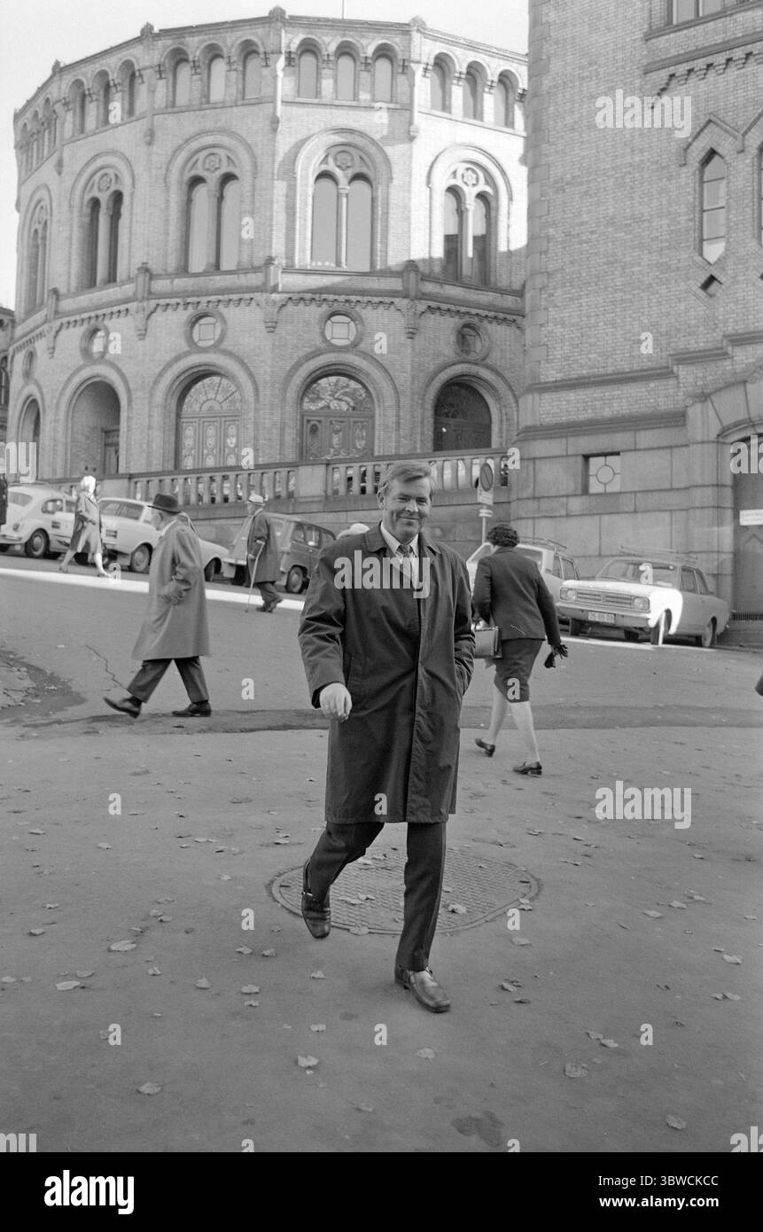 Aktuell 43-4-1972: Il No-man che doveva andare.Rappresentante dello Storting Thorbjørn Berntsen si distinse come un ardente avversario durante il caso CE, e sarà sostituito nello Storting da un altrettanto chiaro sostenitore. Berntsen è stato vice di Trygve Bratteli nel breve periodo in cui è stato nello Storting. In The Storting si è fatto un nome come un vivace dibattito. Berntsen con l'edificio Storting e parcheggiò le auto sullo sfondo. Foto: Sverre A. Børretzen / Aktuell / NTB ***la foto non è elaborata*** *il testo è tradotto automaticamente* Foto Stock