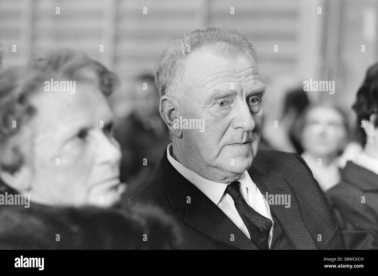 Aktuell 46-7-1972: "I pendolari" tra i pendolari. Il nuovo lavoro di gruppo del Teatro Nazionale affronta il problema dei pendolari: Lunghi viaggi di lavoro, centralizzazione e spopolamento. In occasione della prima a Nord-Odal, un tipico comune pendolare, lo spettacolo è stato accolto con entusiasmo e applausi esperti. - Ho più di 60 anni e sono un pendolare da quando avevo 15 anni - perché dovevo uscire per andare a lavorare. Il pubblico al ginnasio della Mo Junior High School di Nord-Odal. Foto: Ivar Aaserud / Aktuell / NTB ***LA FOTO NON È ELABORATA*** *il testo è tradotto automaticamente* Foto Stock