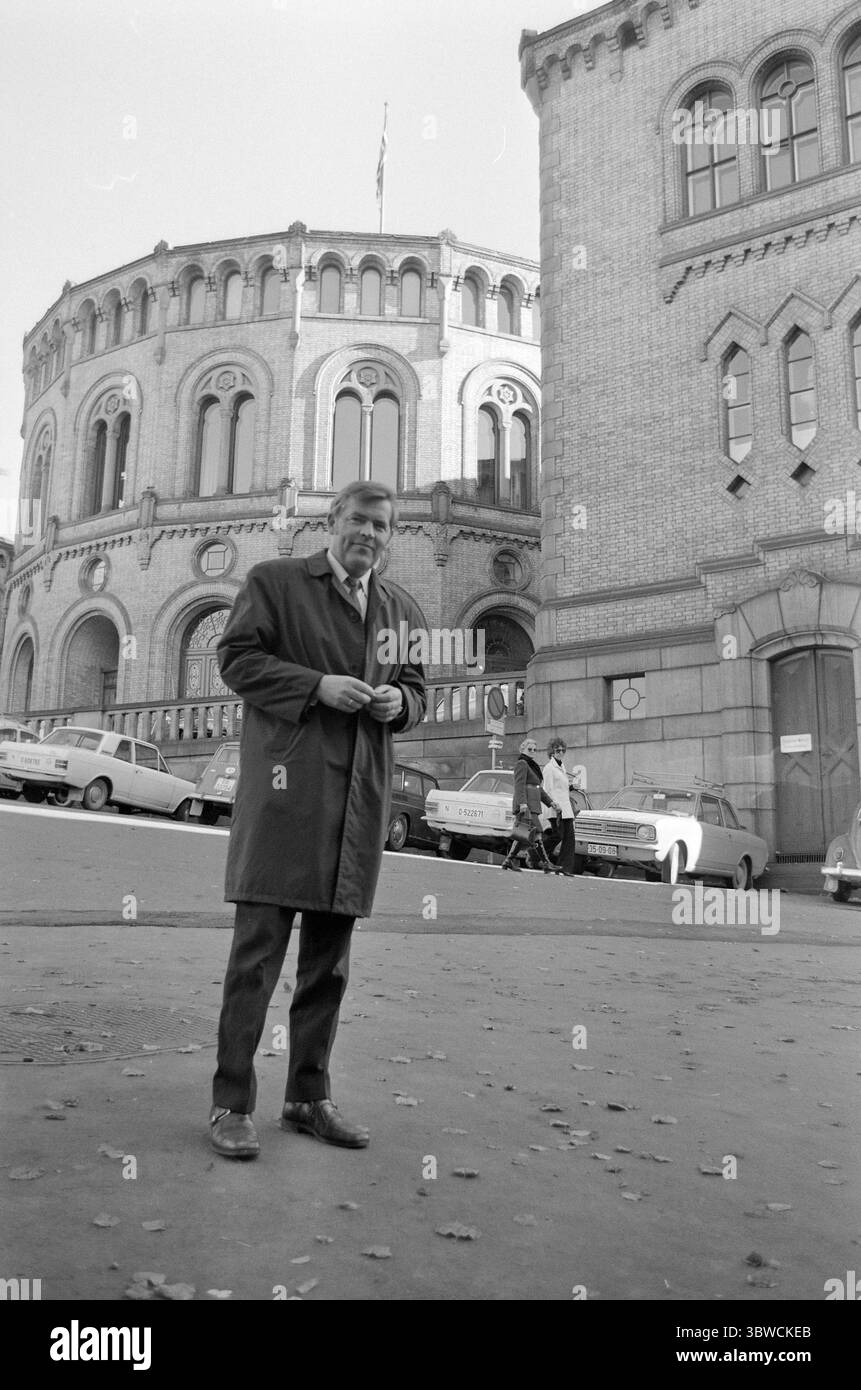 Aktuell 43-4-1972: Il No-man che doveva andare.Rappresentante dello Storting Thorbjørn Berntsen si distinse come un ardente avversario durante il caso CE, e sarà sostituito nello Storting da un altrettanto chiaro sostenitore. Berntsen è stato vice di Trygve Bratteli nel breve periodo in cui è stato nello Storting. In The Storting si è fatto un nome come un vivace dibattito. Berntsen con l'edificio Storting e parcheggiò le auto sullo sfondo. Foto: Sverre A. Børretzen / Aktuell / NTB ***la foto non è elaborata*** *il testo è tradotto automaticamente* Foto Stock