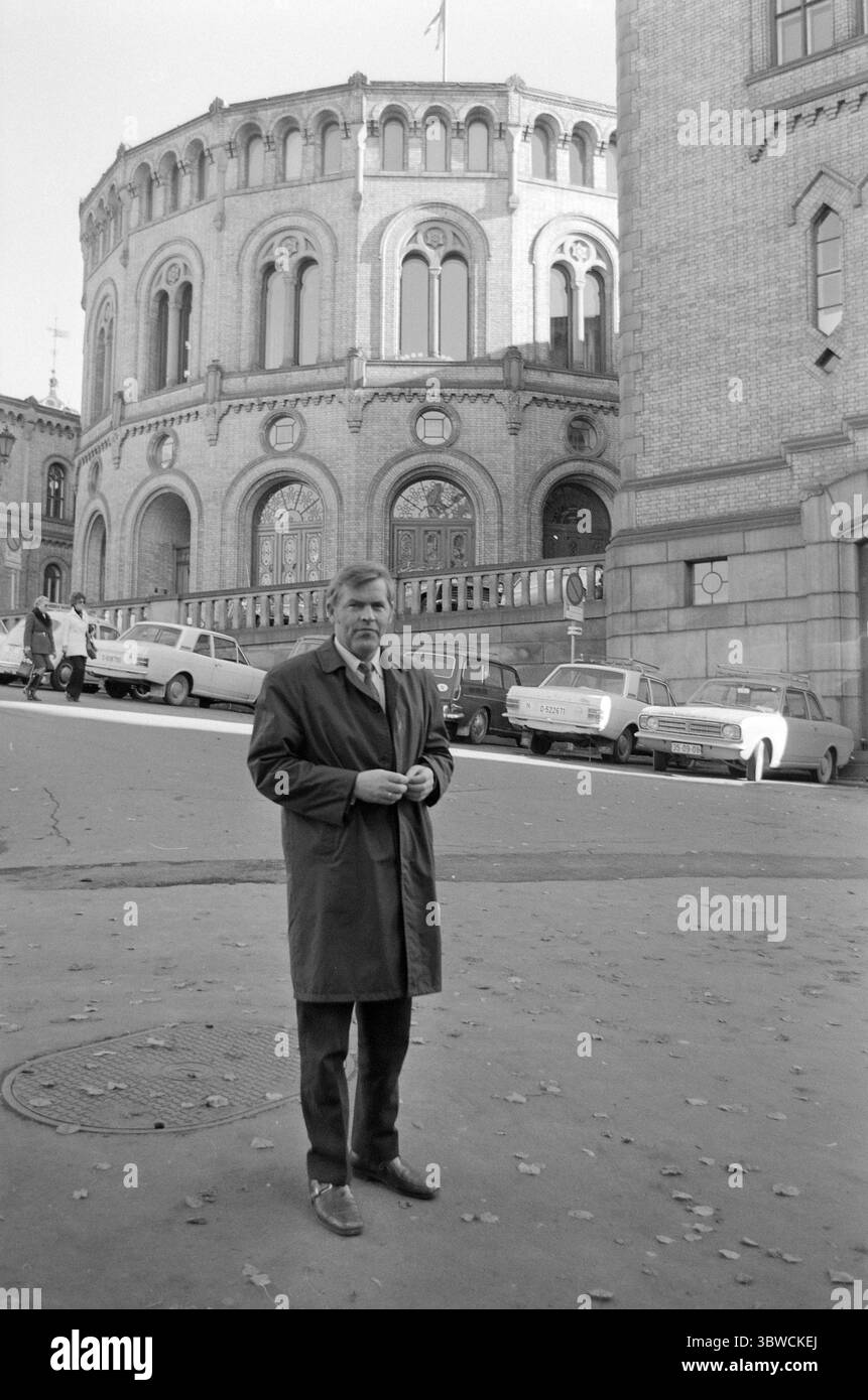 Aktuell 43-4-1972: Il No-man che doveva andare.Rappresentante dello Storting Thorbjørn Berntsen si distinse come un ardente avversario durante il caso CE, e sarà sostituito nello Storting da un altrettanto chiaro sostenitore. Berntsen è stato vice di Trygve Bratteli nel breve periodo in cui è stato nello Storting. In The Storting si è fatto un nome come un vivace dibattito. Berntsen con l'edificio Storting e parcheggiò le auto sullo sfondo. Foto: Sverre A. Børretzen / Aktuell / NTB ***la foto non è elaborata*** *il testo è tradotto automaticamente* Foto Stock