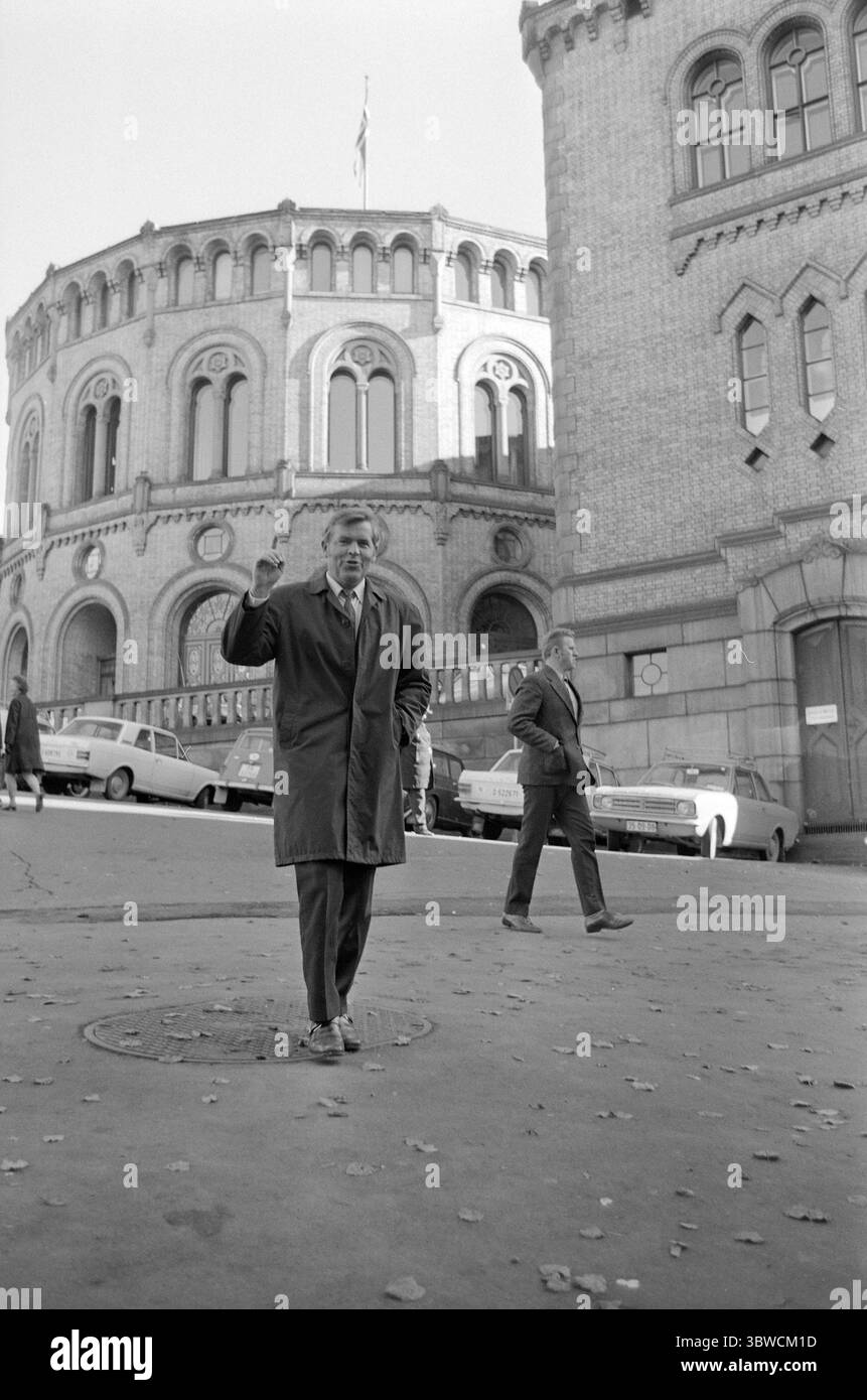 Aktuell 43-4-1972: Il No-man che doveva andare.Rappresentante dello Storting Thorbjørn Berntsen si distinse come un ardente avversario durante il caso CE, e sarà sostituito nello Storting da un altrettanto chiaro sostenitore. Berntsen è stato vice di Trygve Bratteli nel breve periodo in cui è stato nello Storting. In The Storting si è fatto un nome come un vivace dibattito. Berntsen con l'edificio Storting e parcheggiò le auto sullo sfondo. Foto: Sverre A. Børretzen / Aktuell / NTB ***la foto non è elaborata*** *il testo è tradotto automaticamente* Foto Stock