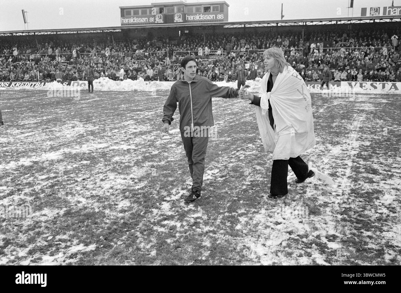 Aktuell 44-6-1972 : Brann al top.calcio maschile, NM. Il Brann vince 1-0 contro il Rosenborg nella finale di coppa allo stadio Ullevaal. Ronald Kniksen Jensen sul campo insieme al tifoso del Brann. Neve sul campo. Foto: Ivar Aaserud / Aktuell / NTB ***la foto non è elaborata*** *il testo è tradotto automaticamente* Foto Stock