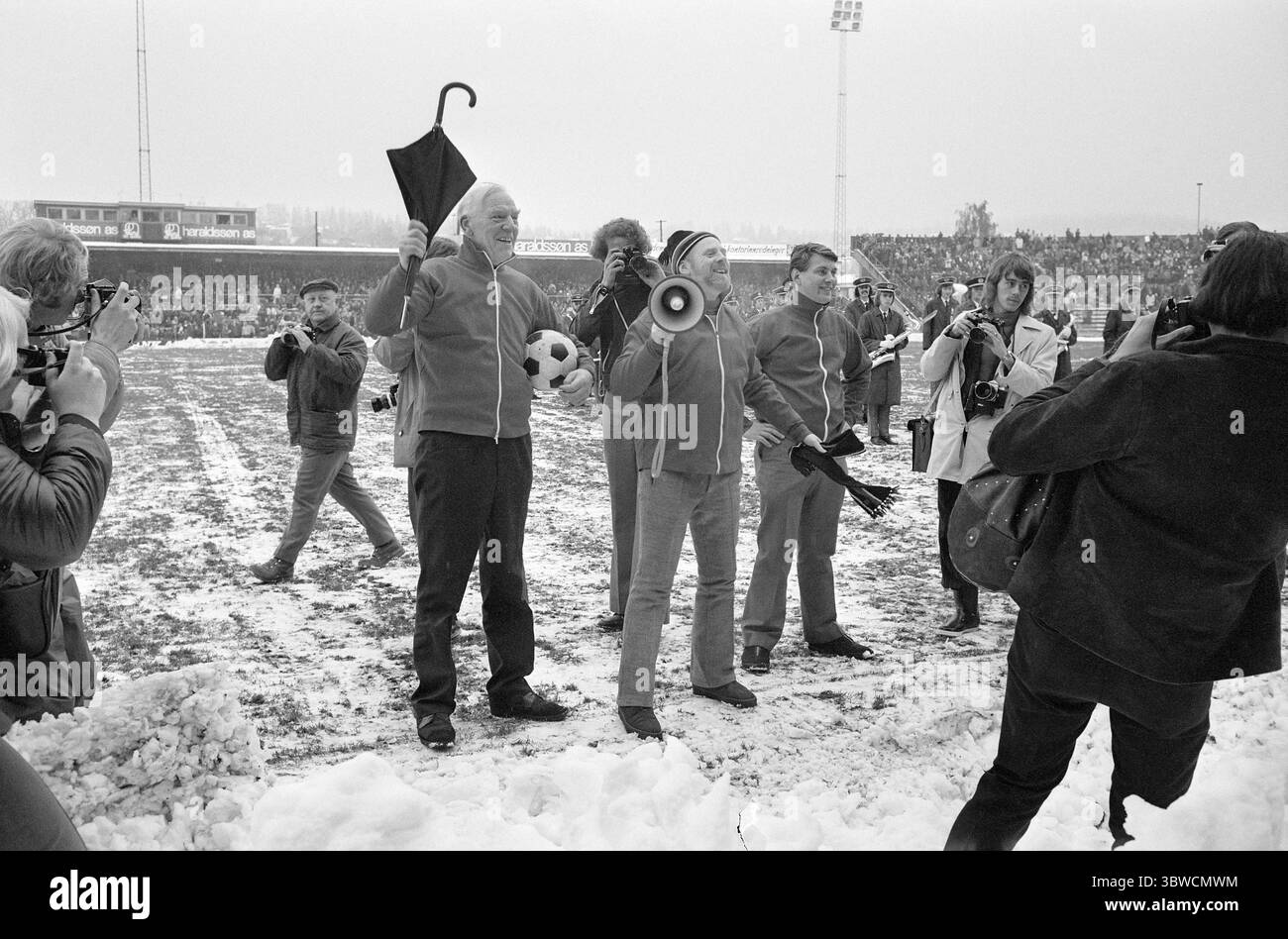Aktuell 44-6-1972 : Brann al top.calcio maschile, NM. Il Brann vince 1-0 contro il Rosenborg nella finale di coppa allo stadio Ullevaal. Arne Bendiksen, sostenitore del Brann, con un grido. Circondato da fotografi. Foto: Ivar Aaserud / Aktuell / NTB ***la foto non è elaborata*** *il testo è tradotto automaticamente* Foto Stock
