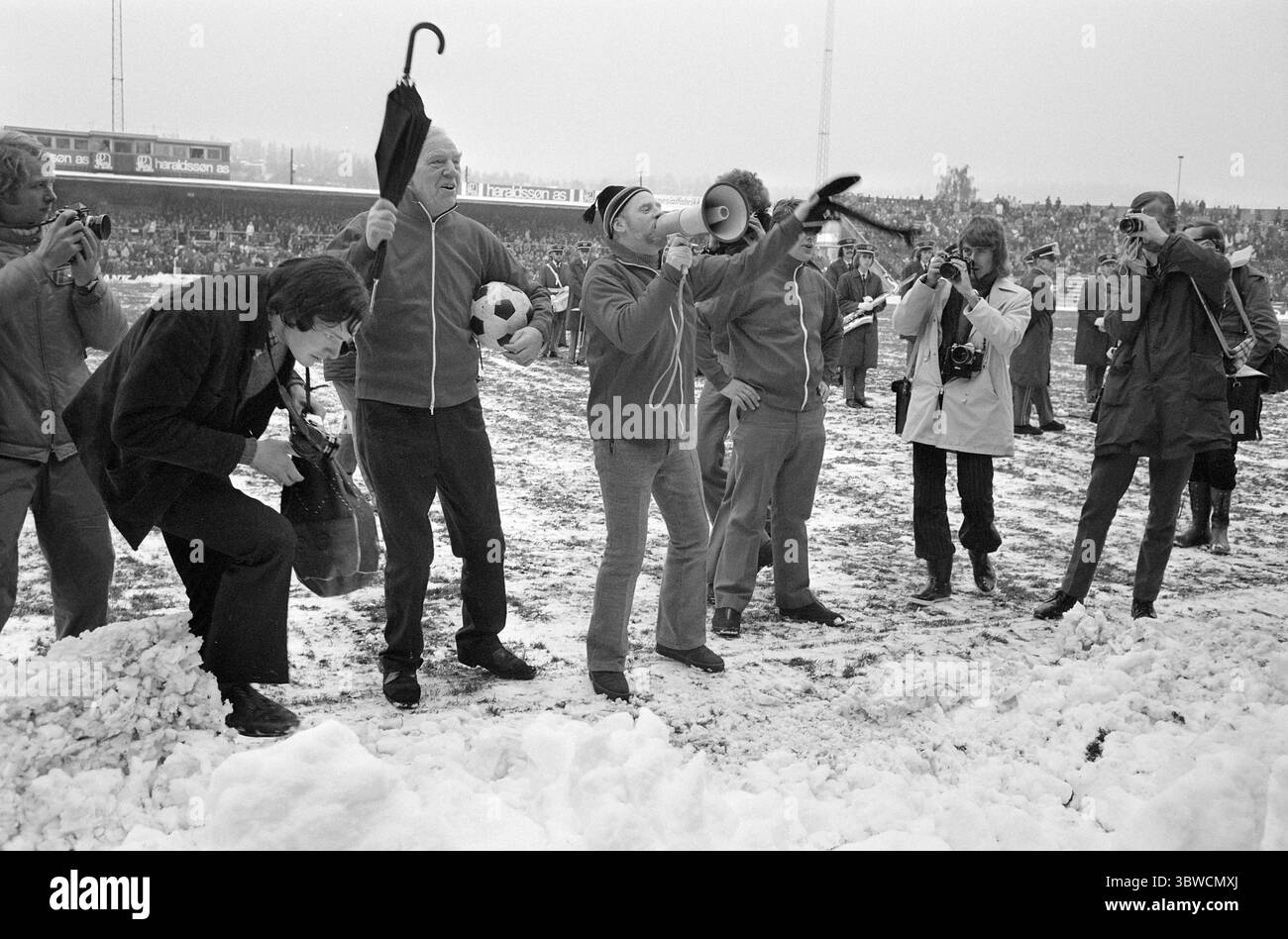 Aktuell 44-6-1972 : Brann al top.calcio maschile, NM. Il Brann vince 1-0 contro il Rosenborg nella finale di coppa allo stadio Ullevaal. Arne Bendiksen, sostenitore del Brann, con un grido. Circondato da fotografi. Foto: Ivar Aaserud / Aktuell / NTB ***la foto non è elaborata*** *il testo è tradotto automaticamente* Foto Stock