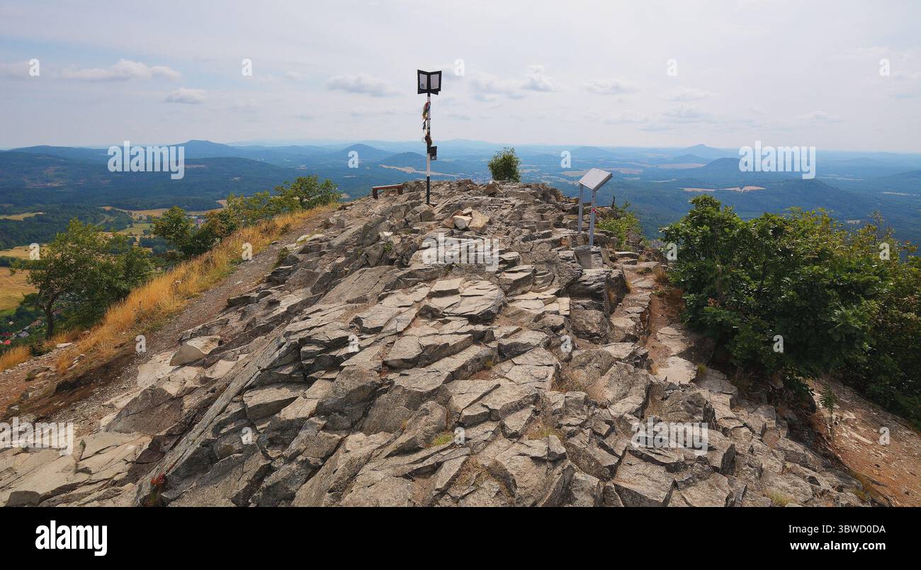 Formazioni rocciose sulla cima delle Montagne Rocciose, in cima alla collina Viewpoint in Cechia Foto Stock