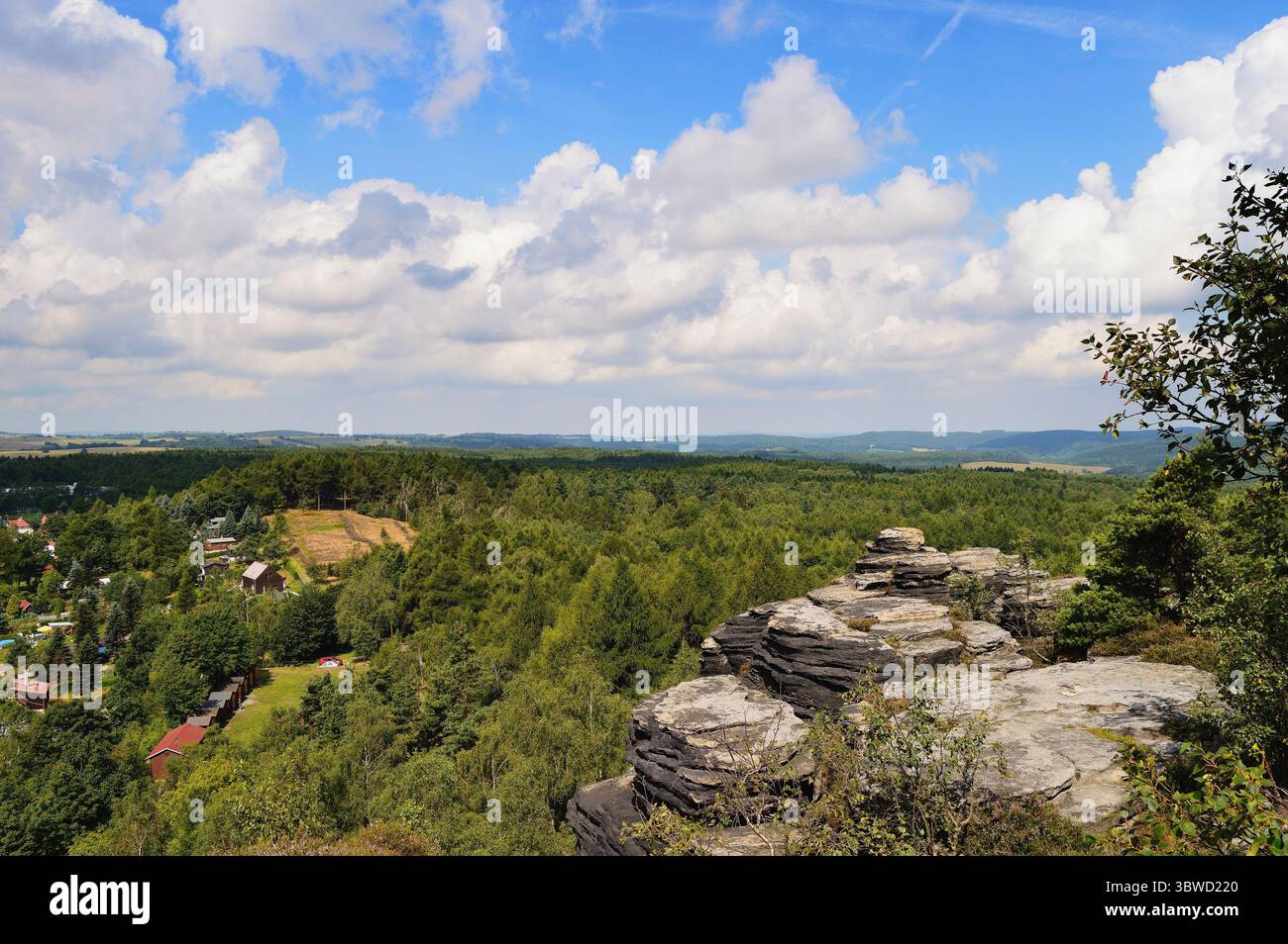 Soleggiato pomeriggio estivo sulla cima delle Montagne Rocciose ceche con vista sulla foresta Foto Stock