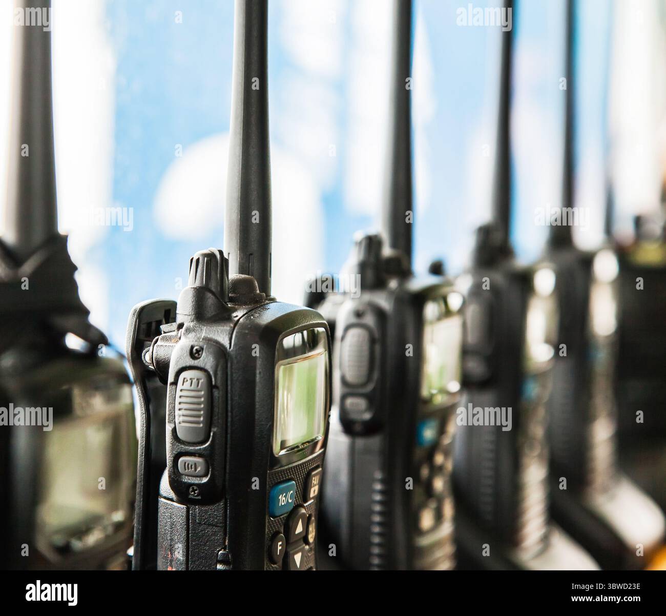 Molti walkie-talkie si trovano nei caricabatterie e si caricano. Foto Stock