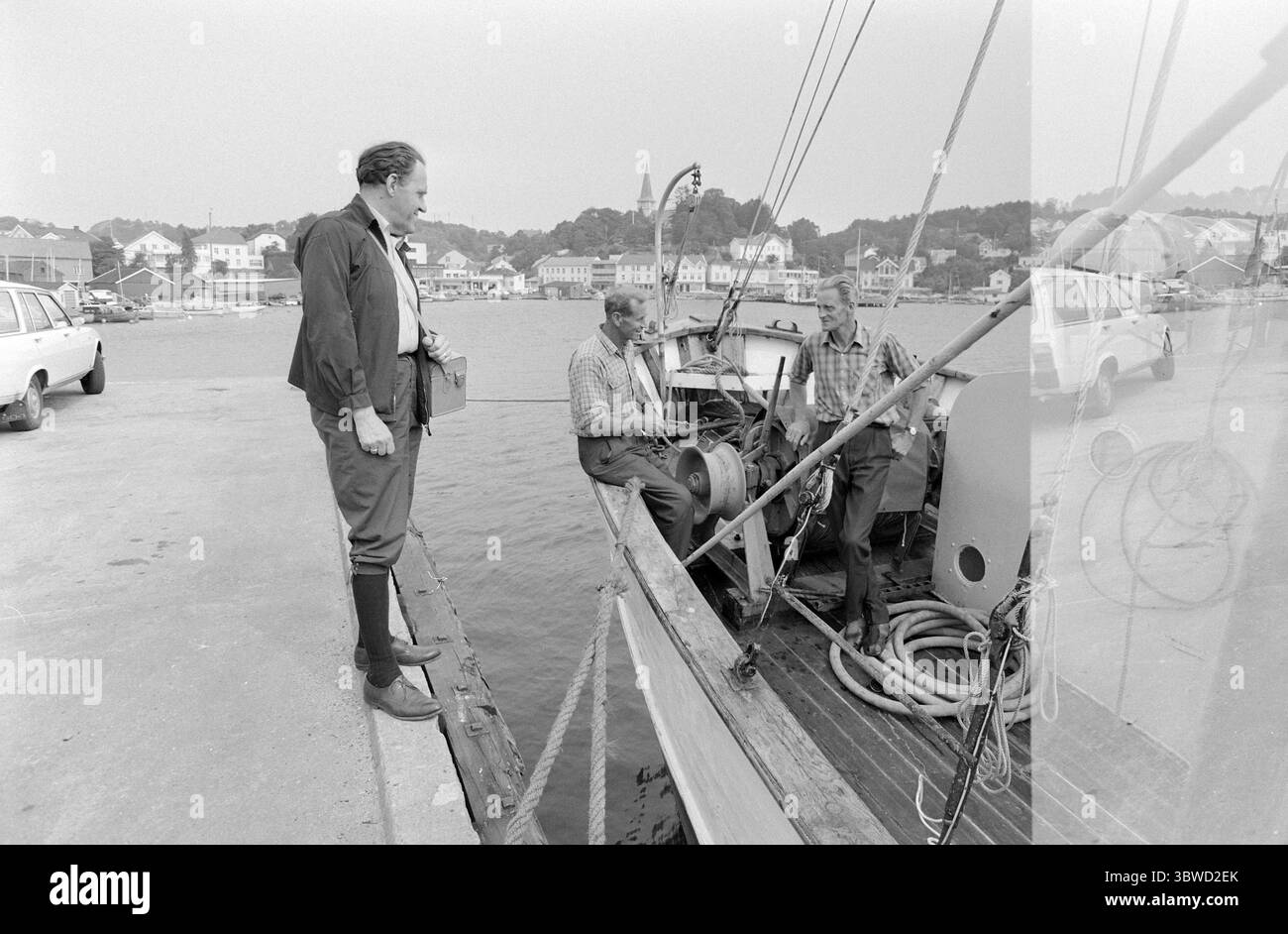 Attuale 29-6-1972 : Ministro degli studi Sørlandet. Sørlandet deve essere protetto per il pubblico. Il ministro Olav Gjærevoll e i rappresentanti del Ministero dell'ambiente e delle autorità locali hanno effettuato un'ispezione per esaminare le aree che diventeranno proprietà pubblica. Il ministro sale su una barca. Foto: Aage Storløkken / Current / NTB ***LA FOTO NON È STATA ELABORATA*** *il testo è tradotto automaticamente* Foto Stock