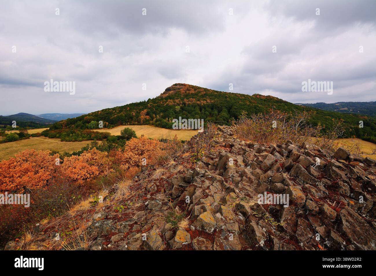 Formazioni rocciose sulla cima della montagna in Cechia con colori autunnali Foto Stock