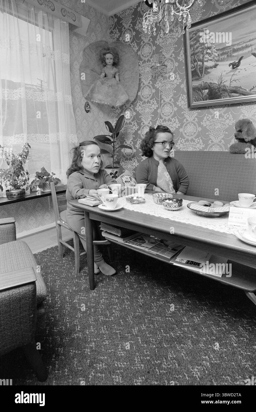 Aktuell 27-1-1972: Due sorelle a Lødingen. Le sorelle sono alte poco più di un metro, ma altrimenti sono come tutti gli altri con le loro gioie e i loro bisogni. Hanno anche avuto alcuni dolori extra, dal momento che non è facile essere diversi in una piccola comunità. Soprattutto vogliono trovare un lavoro. Foto: Aage Storløkken / Aktuell / NTB ***LA FOTO NON È STATA ELABORATA*** *il testo è tradotto automaticamente* Foto Stock