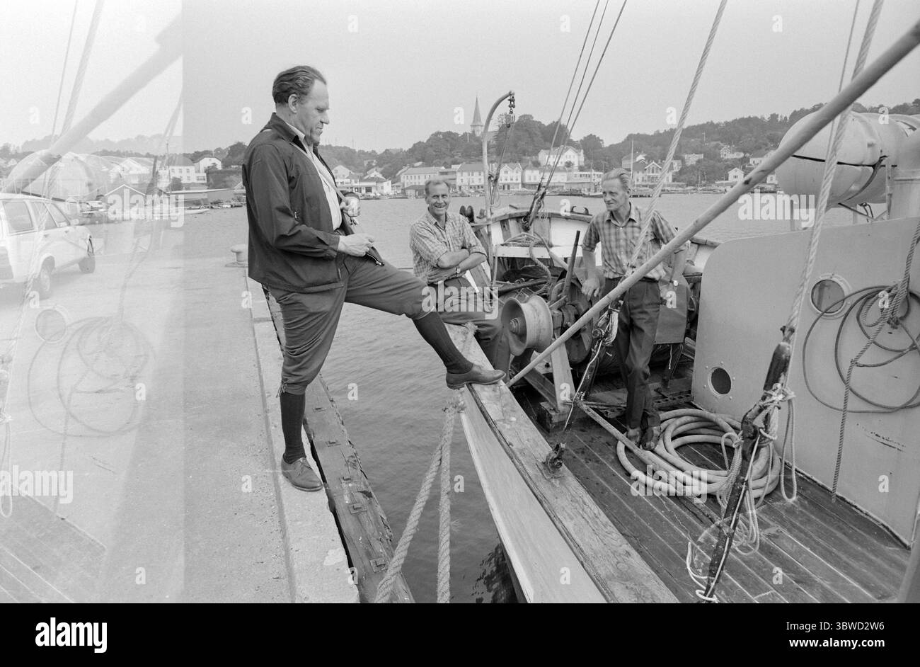 Attuale 29-6-1972 : Ministro degli studi Sørlandet. Sørlandet deve essere protetto per il pubblico. Il ministro Olav Gjærevoll e i rappresentanti del Ministero dell'ambiente e delle autorità locali hanno effettuato un'ispezione per esaminare le aree che diventeranno proprietà pubblica. Il ministro sale su una barca. Foto: Aage Storløkken / Current / NTB ***LA FOTO NON È STATA ELABORATA*** *il testo è tradotto automaticamente* Foto Stock