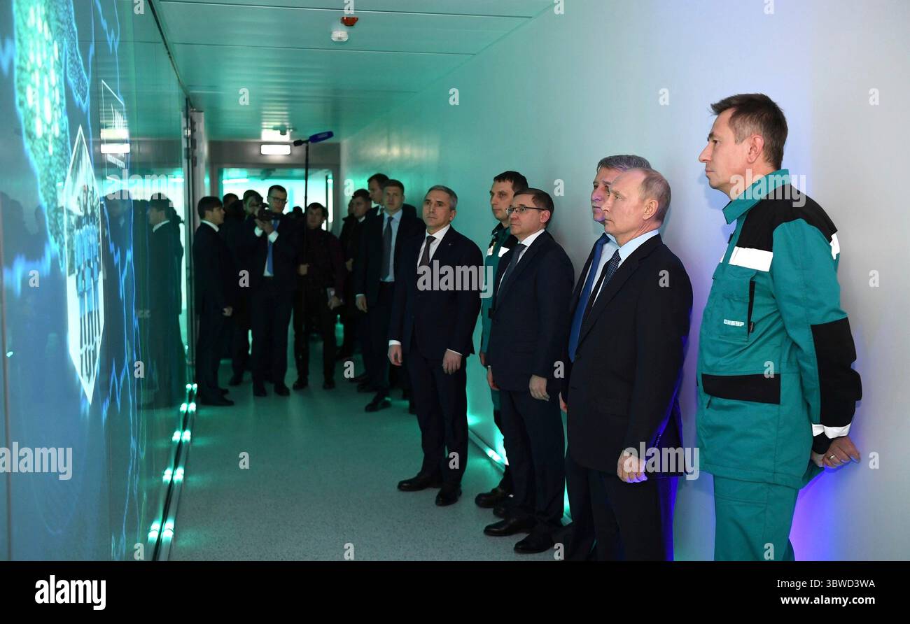 Russia: Il presidente russo Vladimir Putin visita l'impianto petrolchimico ZapSibNefteKhim il 1° dicembre 2020 a Tobolsk, regione di Tyumen, Russia. (Immagine di credito: © Aleksey Nikolskyi/Cremlino Pool/Planet Pix via cavo ZUMA) Foto Stock