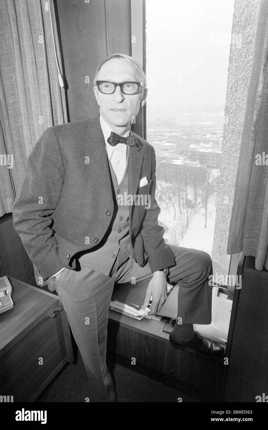 Aktuell 11-2-1972: Colui che va dall'altra parte. Il disegno di legge sulla democrazia societaria non è facile da ingoiare per tutti. Questo disegno di legge molto moderato è rimasto in gola alla Confederazione norvegese delle industrie. Il direttore Jan Didriksen ha inviato una lettera alle aziende associate esortandole ad opporsi al disegno di legge sulla democrazia aziendale. Didriksen in piedi alla finestra. Foto: Terje Akerhaug / Aktuell / NTB ***LA FOTO NON È ELABORATA*** *il testo è tradotto automaticamente* Foto Stock