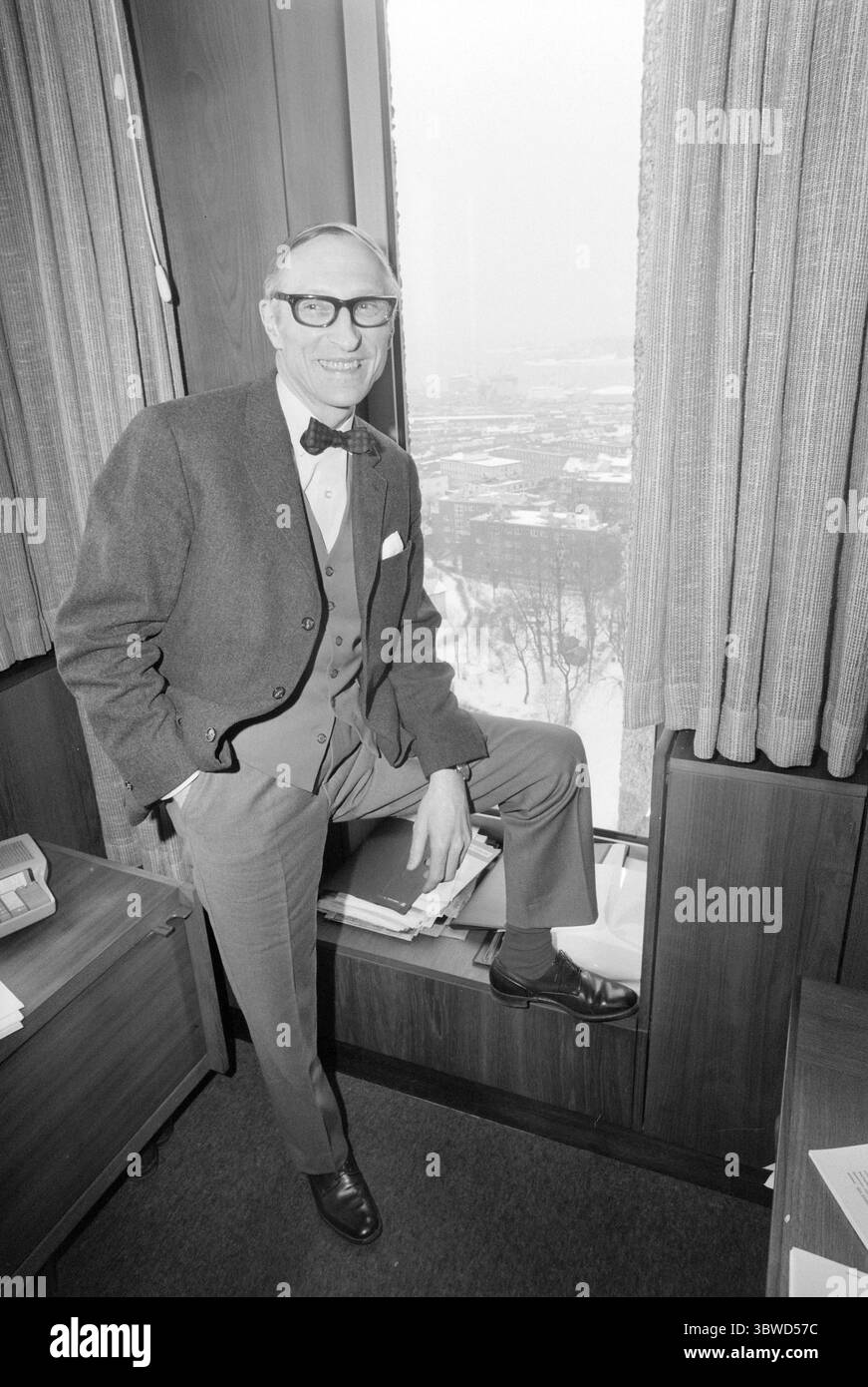 Aktuell 11-2-1972: Colui che va dall'altra parte. Il disegno di legge sulla democrazia societaria non è facile da ingoiare per tutti. Questo disegno di legge molto moderato è rimasto in gola alla Confederazione norvegese delle industrie. Il direttore Jan Didriksen ha inviato una lettera alle aziende associate esortandole ad opporsi al disegno di legge sulla democrazia aziendale. Didriksen in piedi alla finestra. Foto: Terje Akerhaug / Aktuell / NTB ***LA FOTO NON È ELABORATA*** *il testo è tradotto automaticamente* Foto Stock