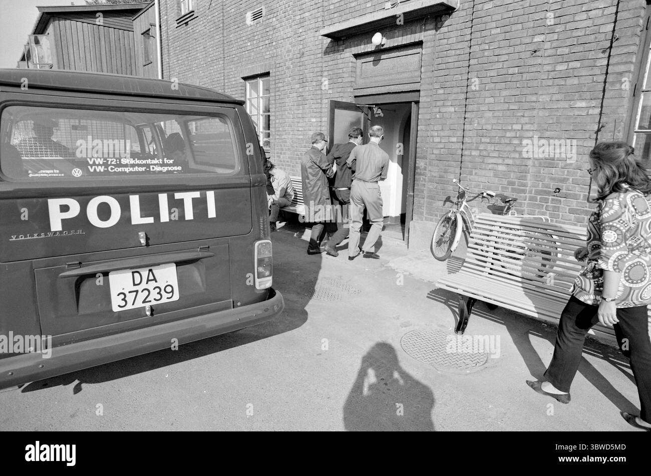 Aktuell 29-3-1972 : speranza anche per lui. Dal 1° luglio 1970, la vagabondazione è stata depenalizzata - non era più un crimine apparire ubriaco nei luoghi pubblici. Molti credevano che nuove istituzioni protettive avrebbero dovuto essere costruite prima che la legge fosse cambiata. Il bisogno è spaventoso. Vi è pertanto motivo di accogliere con favore la stazione di disintossicazione del comune di Oslo sul sito di Gassverktomta. Una vista quotidiana in Storgata 53 - una persona ubriaca riceve il primo soccorso. Foto: Aage Storløkken / Aktuell / NTB ***LA FOTO NON È STATA ELABORATA*** *il testo è tradotto automaticamente* Foto Stock