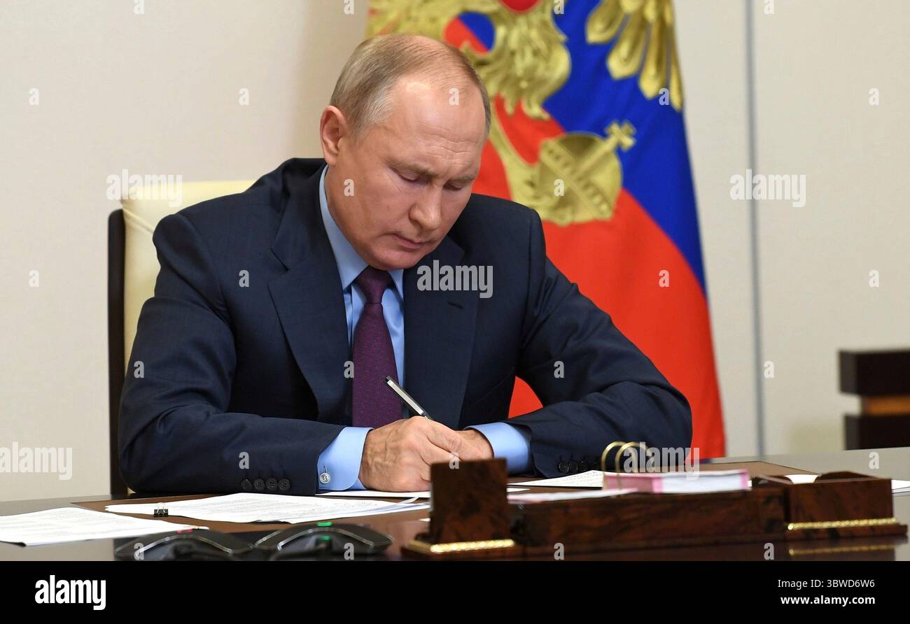 Russia: Il presidente russo Vladimir Putin prende appunti durante una videoconferenza con il Consiglio per la società civile e i diritti umani dalla residenza ufficiale a Novo-Ogaryovo il 10 dicembre 2020 fuori Mosca, Russia. (Immagine di credito: © Alexei Nikolsky/Cremlino Pool/Planet Pix via cavo ZUMA) Foto Stock
