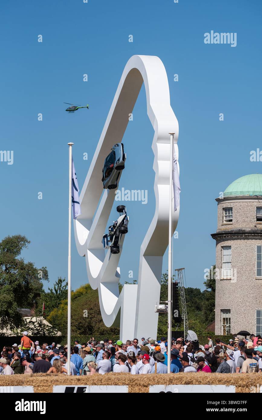 Caratteristica centrale al Goodwood Festival of Speed 2025, evento motoristico che celebra il progettista di automobili Gordon Murray fuori Goodwood House Foto Stock
