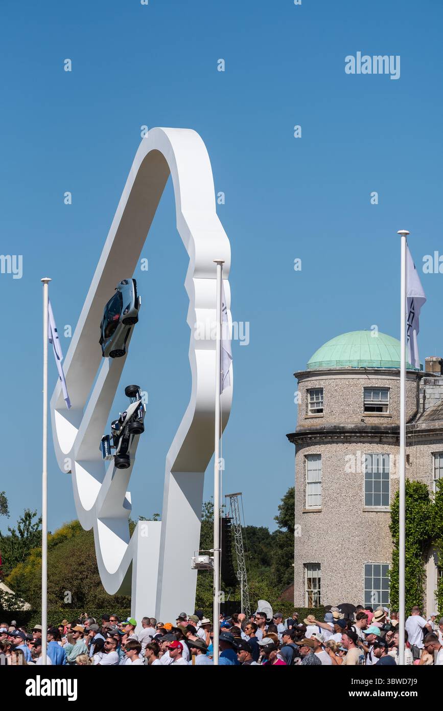 Caratteristica centrale al Goodwood Festival of Speed 2025, evento motoristico che celebra il progettista di automobili Gordon Murray fuori Goodwood House Foto Stock