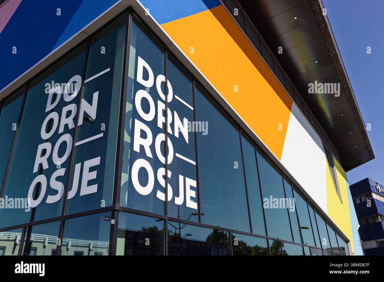 L'esterno moderno e colorato del locale musicale Doornroosje a Nijmegen, con audaci caratteri tipografici. Foto Stock
