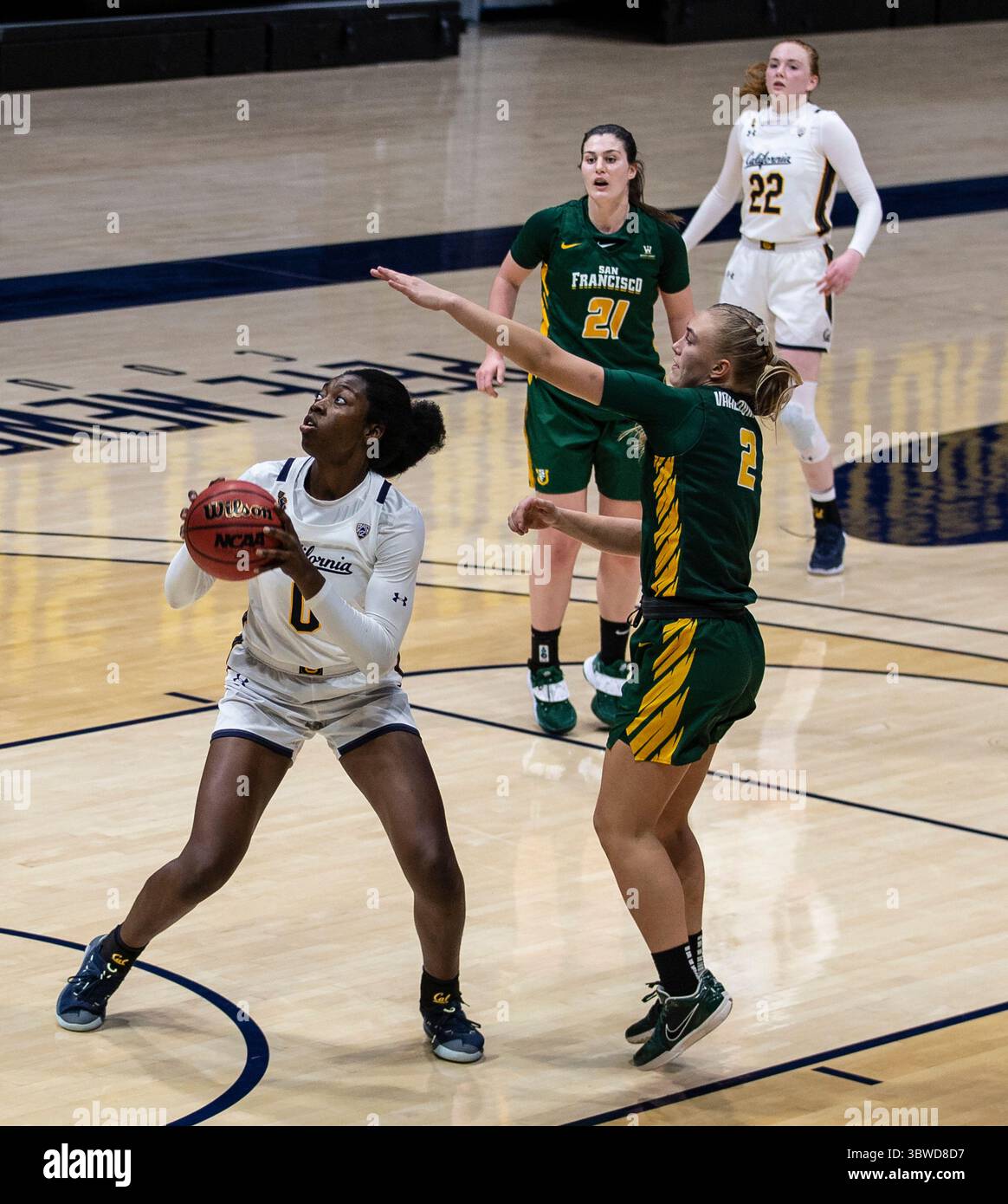 10 dicembre 2020 Berkeley, CA U.S.A. California l'attaccante dei Golden Bears Ugonne (Michelle) Onyiah (0) va al cerchio durante la partita di pallacanestro femminile NCAA tra i San Francisco Dons e i California Golden Bears 62-67 persi all'Hass Pavilion Berkeley California. Thurman James / CSM(immagine di credito: &Copy; Thurman James/CSM tramite cavo ZUMA) Foto Stock