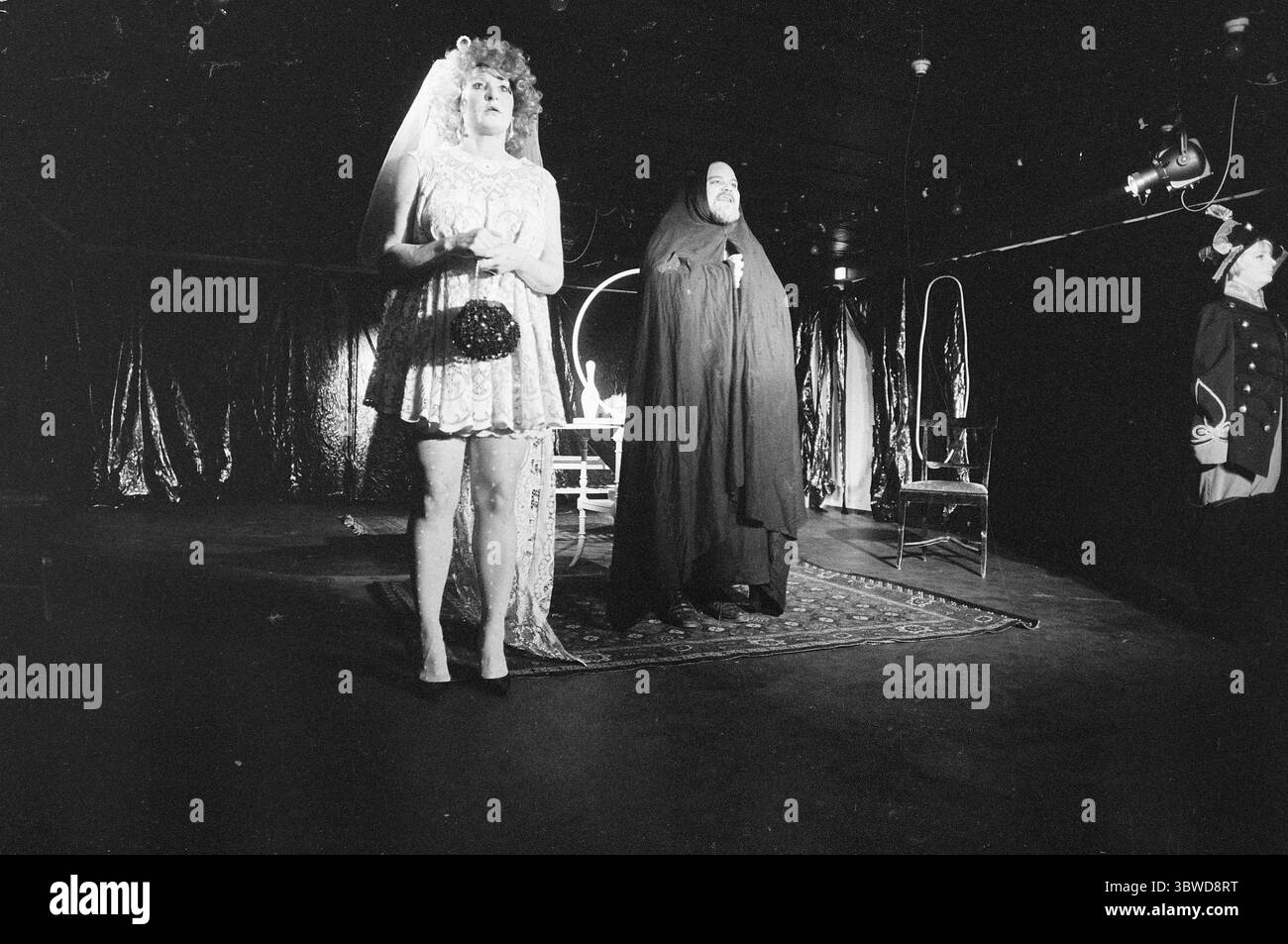 Aktuell 3-5-1972: Il seminterrato con lo strano dentro. Il Club 7 si è trasferito nel seminterrato del D-Block della sala concerti. Qui si svolge un'attività diversificata. Attila Horvath, che ha fondato il club otto anni fa, è ancora il Big Chief e lo chef del club. -Mentre la danza si svolge nella sala principale, c'è uno spettacolo in quella piccola. Sossen Krohg e Un Horvath in "The Transformed Groom" di Holberg. Foto; Odd Ween / Aktuell / NTB *il testo è tradotto automaticamente* Foto Stock