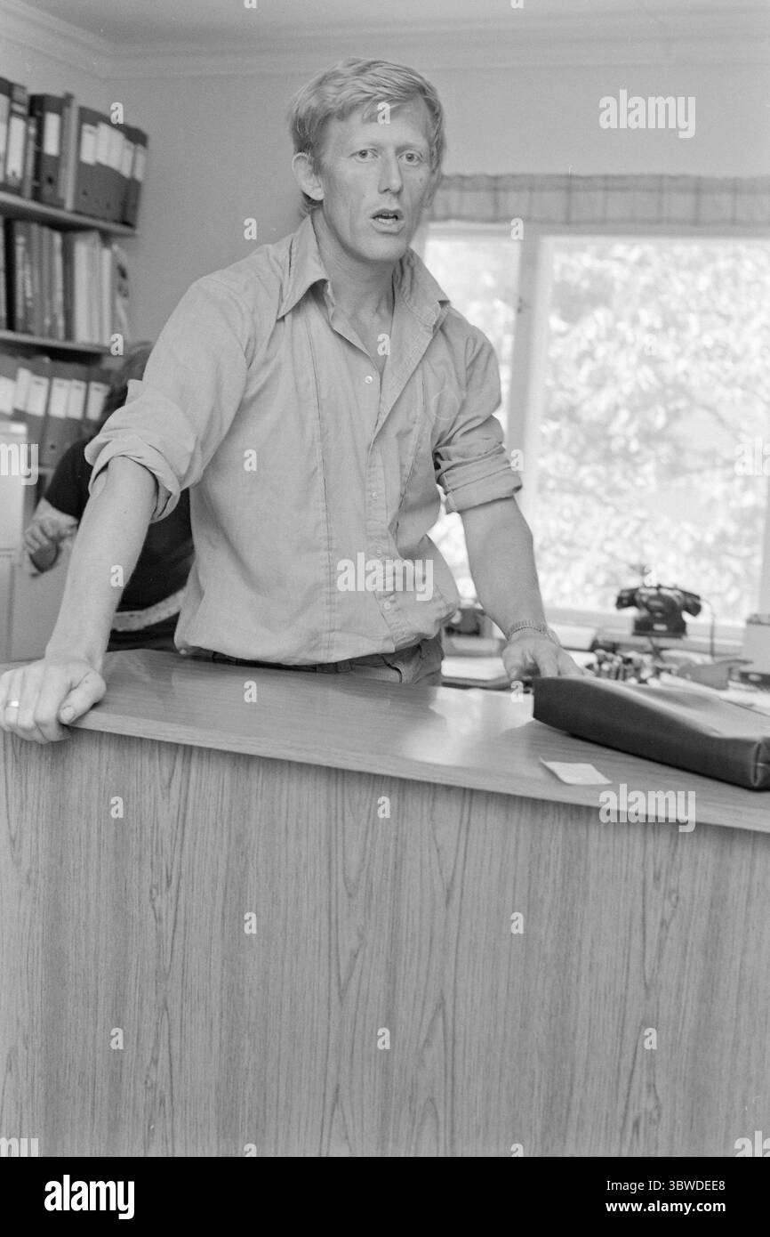 Aktuell 30 - 1 - 1972: Ogni quinta cabina evita le imposte.le indagini preliminari indicano che ogni quinta cabina di Hvaler non è registrata nell'accertamento fiscale, il che significa perdite fiscali per il comune. Bjørn Refsgaard presso l'Ufficio di Ingegneria municipale: Considera esclusa la demolizione. Foto: Aage Storløkken / Aktuell / NTB ***LA FOTO NON È STATA ELABORATA*** *il testo è tradotto automaticamente* Foto Stock