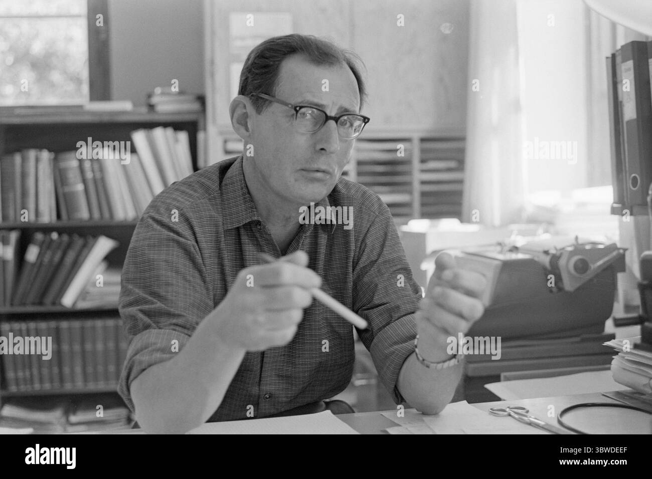 Attualmente 30 - 1 - 1972: Ogni quinta cabina evita le imposte.le indagini preliminari indicano che ogni quinta cabina a Hvaler non è registrata nell'accertamento fiscale, il che significa perdite fiscali per il comune. Office manager otto Reff nel comune di Hvaler: Purtroppo non abbiamo abbastanza spazio per una registrazione efficace. Foto: Aage Storløkken / Current / NTB ***LA FOTO NON È STATA ELABORATA*** *il testo è tradotto automaticamente* Foto Stock