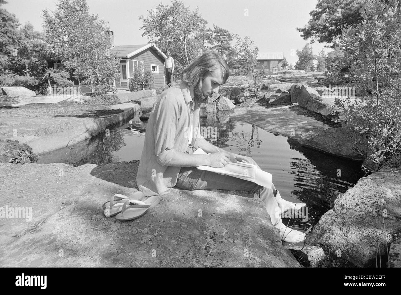 Aktuell 30 - 1 - 1972: Ogni quinta cabina evita le imposte.le indagini preliminari indicano che ogni quinta cabina di Hvaler non è registrata nell'accertamento fiscale, il che significa perdite fiscali per il comune. Lo studente Halvor Reff sta conducendo diligentemente lavori di registrazione. Delle 550 cabine di Asmaløy, l'ufficio delle imposte non ha una panoramica di 110. Foto: Aage Storløkken / Aktuell / NTB ***LA FOTO NON È STATA ELABORATA*** *il testo è tradotto automaticamente* Foto Stock