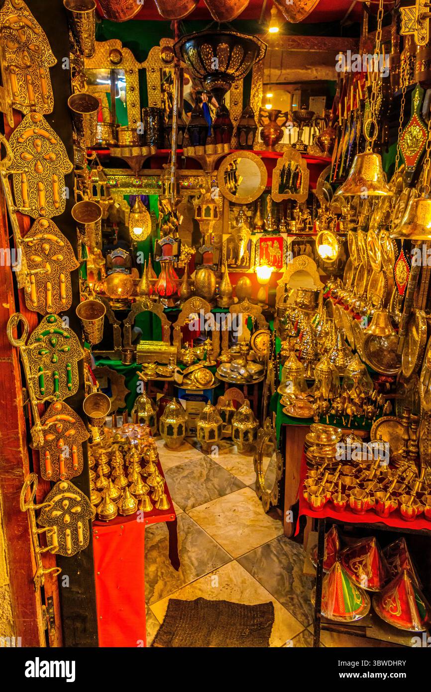 FES Old Medina- prodotti in vendita in un negozio, FES, Fès-Meknès, Marocco Foto Stock