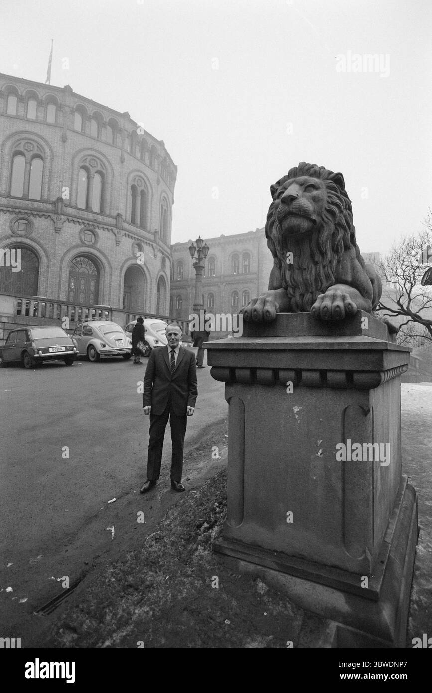 In corso 14-8-1972: Il leone e la trappola della pelle.il rappresentante dello Storting Erling Engan (SP) ha insinuato in un dibattito sull'interpellazione che l'espressione francese sans Precidic de è stata tradotta erroneamente nell'accordo agricolo. Engan ad una delle statue dei leoni di fronte allo Storting. Auto parcheggiate sullo sfondo. Foto: Aage Storløkken / Current / NTB ***LA FOTO NON È STATA ELABORATA*** *il testo è tradotto automaticamente* Foto Stock