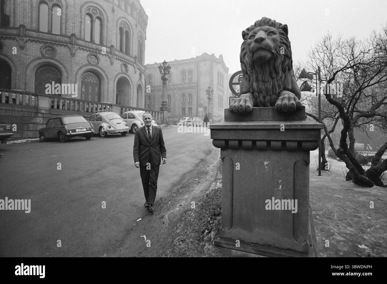 In corso 14-8-1972: Il leone e la trappola della pelle.il rappresentante dello Storting Erling Engan (SP) ha insinuato in un dibattito sull'interpellazione che l'espressione francese sans Precidic de è stata tradotta erroneamente nell'accordo agricolo. Engan ad una delle statue dei leoni di fronte allo Storting. Auto parcheggiate sullo sfondo. Foto: Aage Storløkken / Current / NTB ***LA FOTO NON È STATA ELABORATA*** *il testo è tradotto automaticamente* Foto Stock