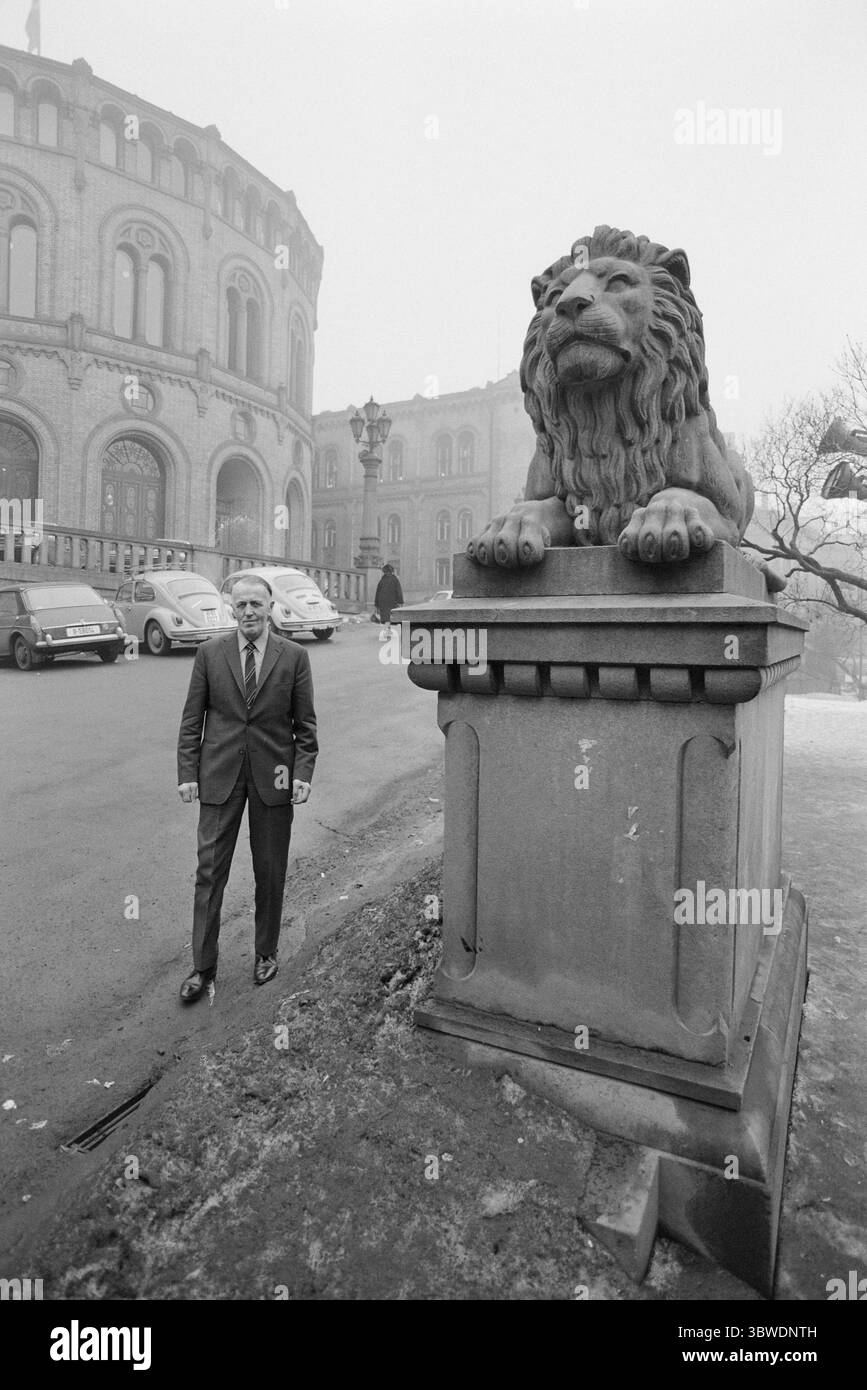 In corso 14-8-1972: Il leone e la trappola della pelle.il rappresentante dello Storting Erling Engan (SP) ha insinuato in un dibattito sull'interpellazione che l'espressione francese sans Precidic de è stata tradotta erroneamente nell'accordo agricolo. Engan ad una delle statue dei leoni di fronte allo Storting. Foto: Aage Storløkken / Current / NTB ***LA FOTO NON È STATA ELABORATA*** *il testo è tradotto automaticamente* Foto Stock