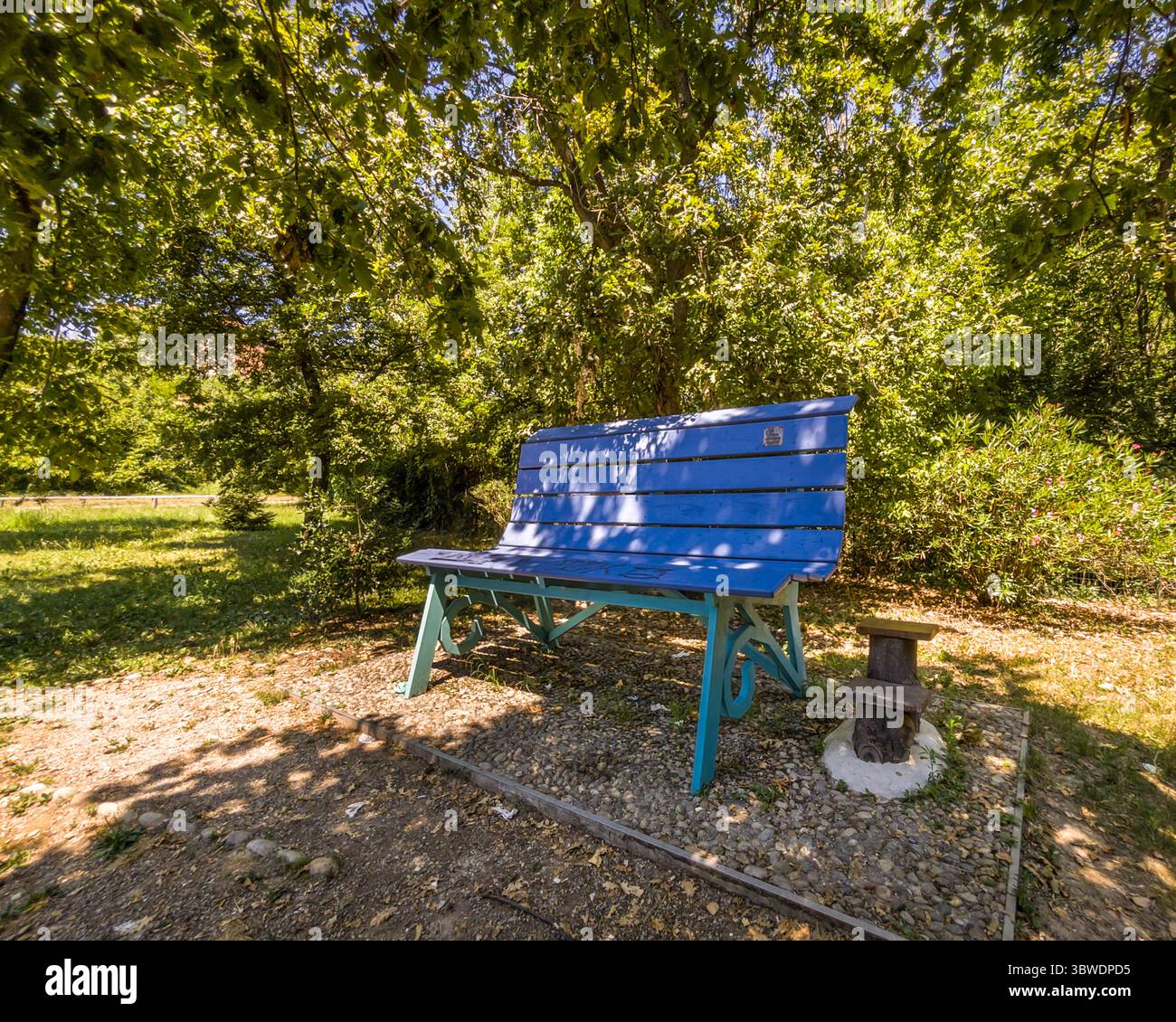 Grande panchina blu in un'oasi di relax nel bosco a Fossano, Piemonte, Italia Foto Stock