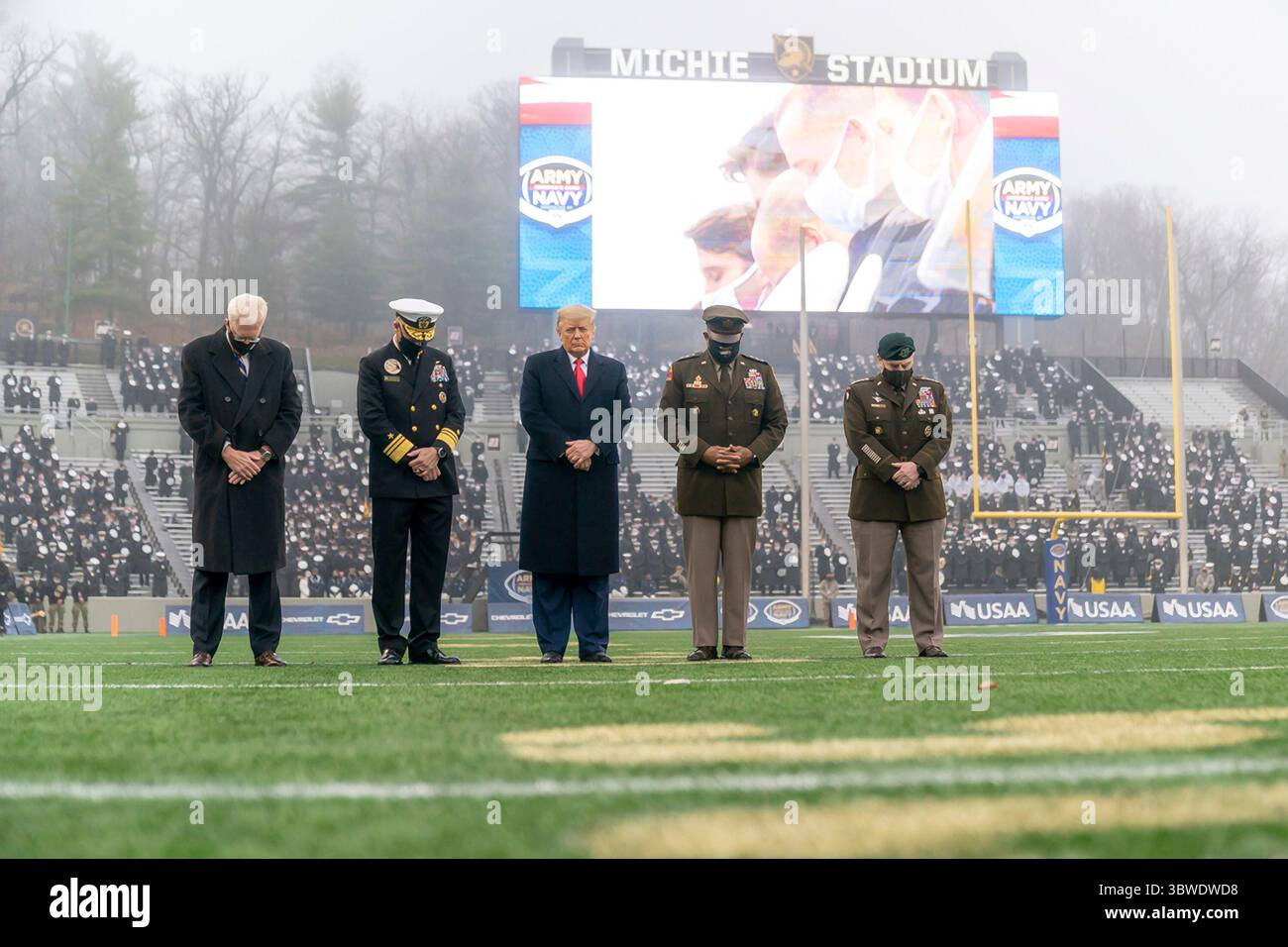 Stati Uniti d'America: Il presidente degli Stati Uniti Donald Trump sta per l'invocazione all'inizio della 121a partita di football tra esercito e marina al Michie Stadium il 12 dicembre 2019 a West Point, New York. In piedi con il presidente sono da sinistra a destra: Il segretario alla difesa Christopher Miller, l'avvocato Sean Buck, sovrintendente della U.S. Naval Academy, il presidente Donald Trump, il tenente generale Darryl Williams, sovrintendente dell'Accademia militare degli Stati Uniti e presidente dei capi congiunti generale Mark Milley. (Immagine di credito: © Shealah Craighead/Casa Bianca/Planet Pix via ZUMA Wire) Foto Stock