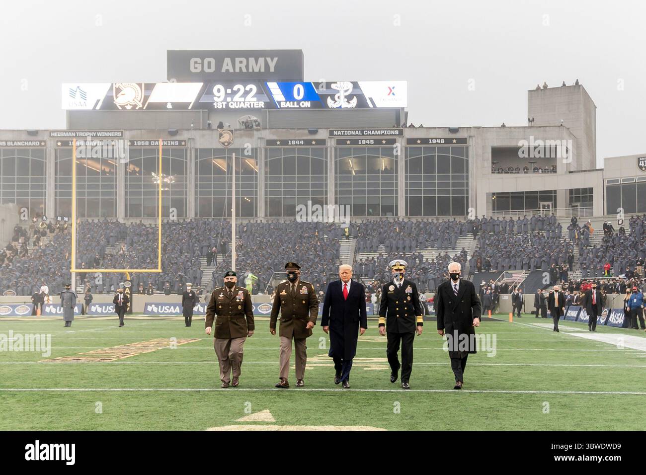 Stati Uniti d'America: Il presidente degli Stati Uniti Donald Trump esce per il lancio della moneta per iniziare la partita di football 121st Army-Navy al Michie Stadium il 12 dicembre 2019 a West Point, New York. Camminando accanto al presidente sono da sinistra a destra: Il presidente del Joint Chiefs Gen. Mark Milley, il tenente generale Darryl Williams, sovrintendente dell'Accademia militare degli Stati Uniti, l'avvocato Sean Buck, sovrintendente dell'Accademia navale degli Stati Uniti e il segretario alla difesa Christopher Miller. (Immagine di credito: © Shealah Craighead/Casa Bianca/Planet Pix via ZUMA Wire) Foto Stock