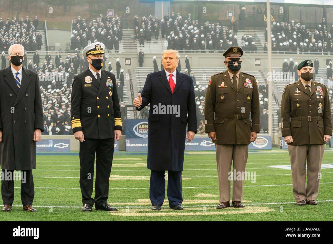 Stati Uniti d'America: Il presidente degli Stati Uniti Donald Trump dà il pollice prima dell'inizio della 121a partita di football tra esercito e marina al Michie Stadium il 12 dicembre 2019 a West Point, New York. In piedi con il presidente sono da sinistra a destra: Il segretario alla difesa Christopher Miller, l'avvocato Sean Buck, sovrintendente della U.S. Naval Academy, il presidente Donald Trump, il tenente generale Darryl Williams, sovrintendente dell'Accademia militare degli Stati Uniti e presidente dei capi congiunti generale Mark Milley. (Immagine di credito: © Shealah Craighead/Casa Bianca/Planet Pix via ZUMA Wire) Foto Stock