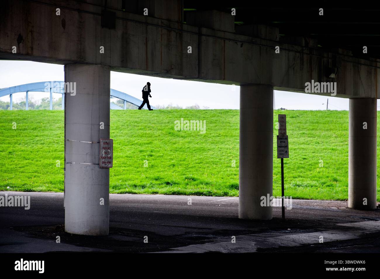 Persona che cammina, Cumberland Maryland USA. Foto Stock